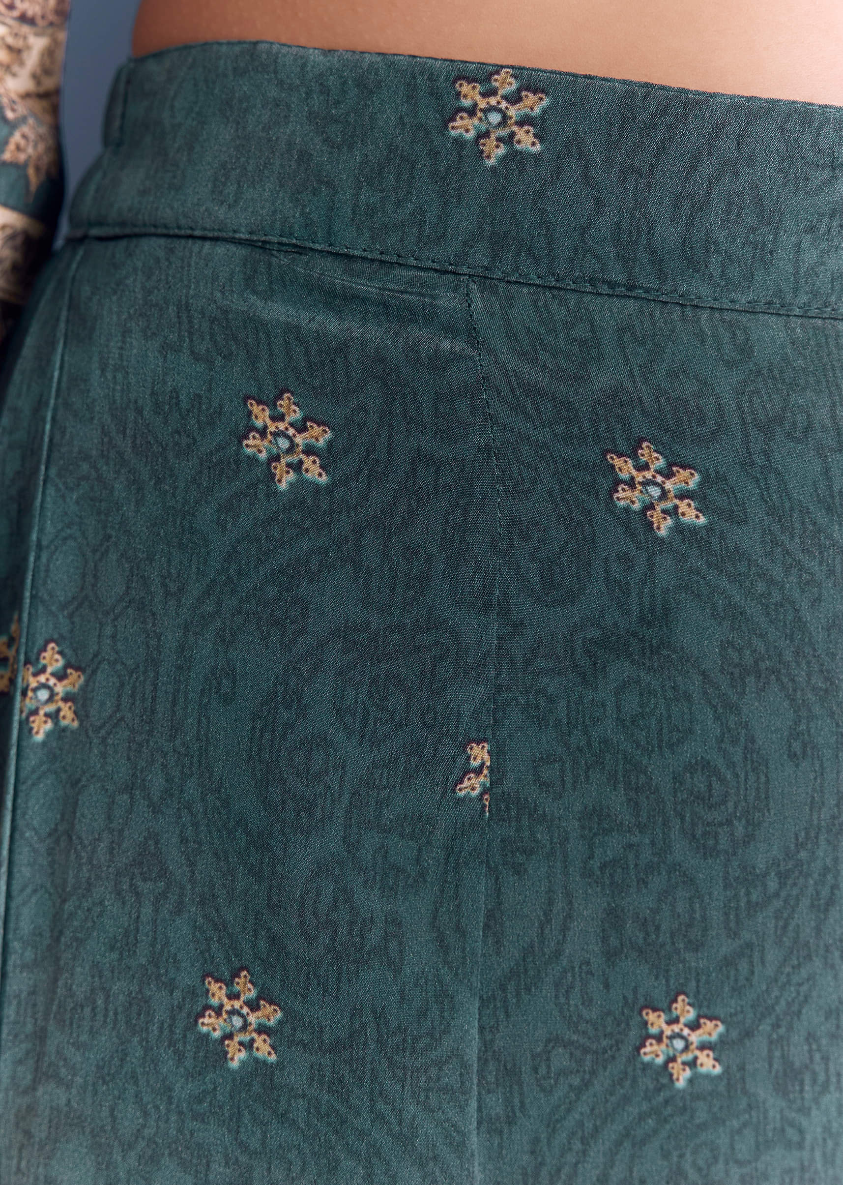 Beige Blue Ombre Crepe Kurta Set With Indie Print And Zari Work - Image 6