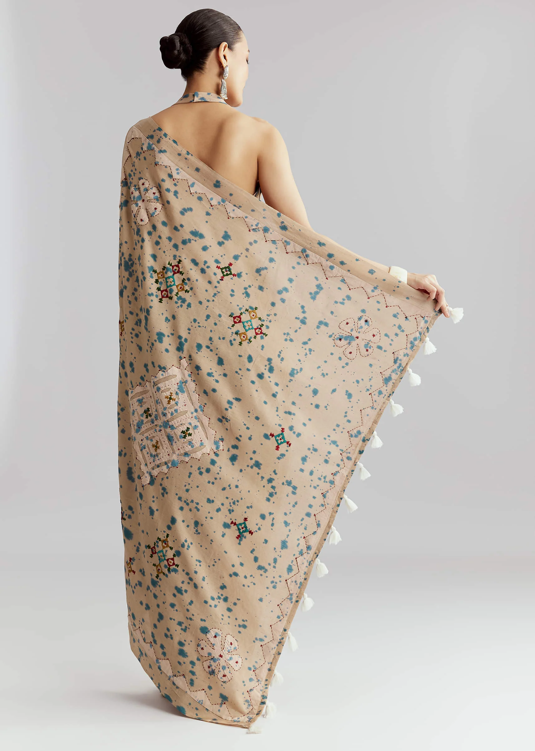 Beige Cotton Linen Saree With Hand Block Print And Kantha Work - Image 4