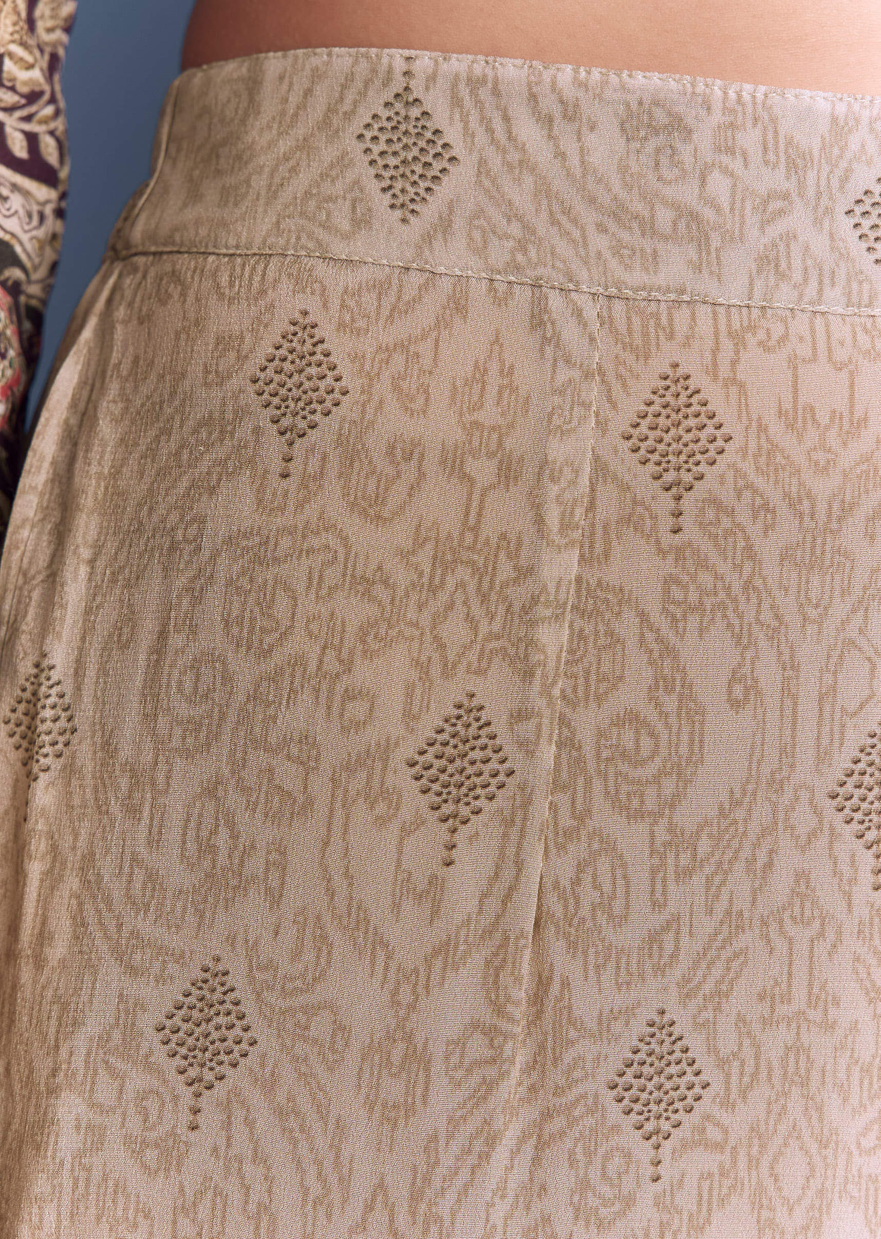 Beige Crepe Kurta Set With Floral Print And Zari Embroidery - Image 6