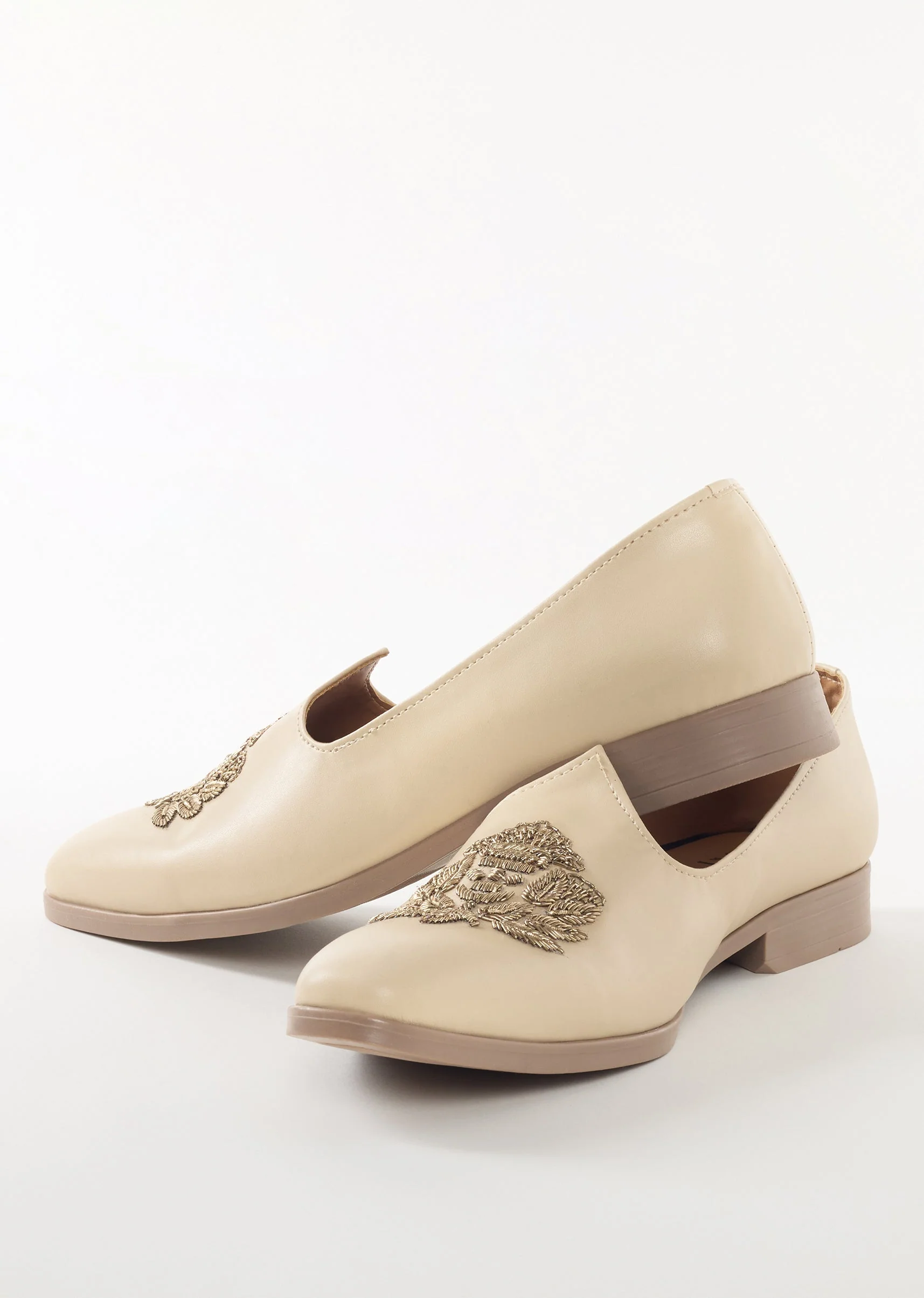 Beige Floral Embroidered Ethnic Jutti For Men - Image 3