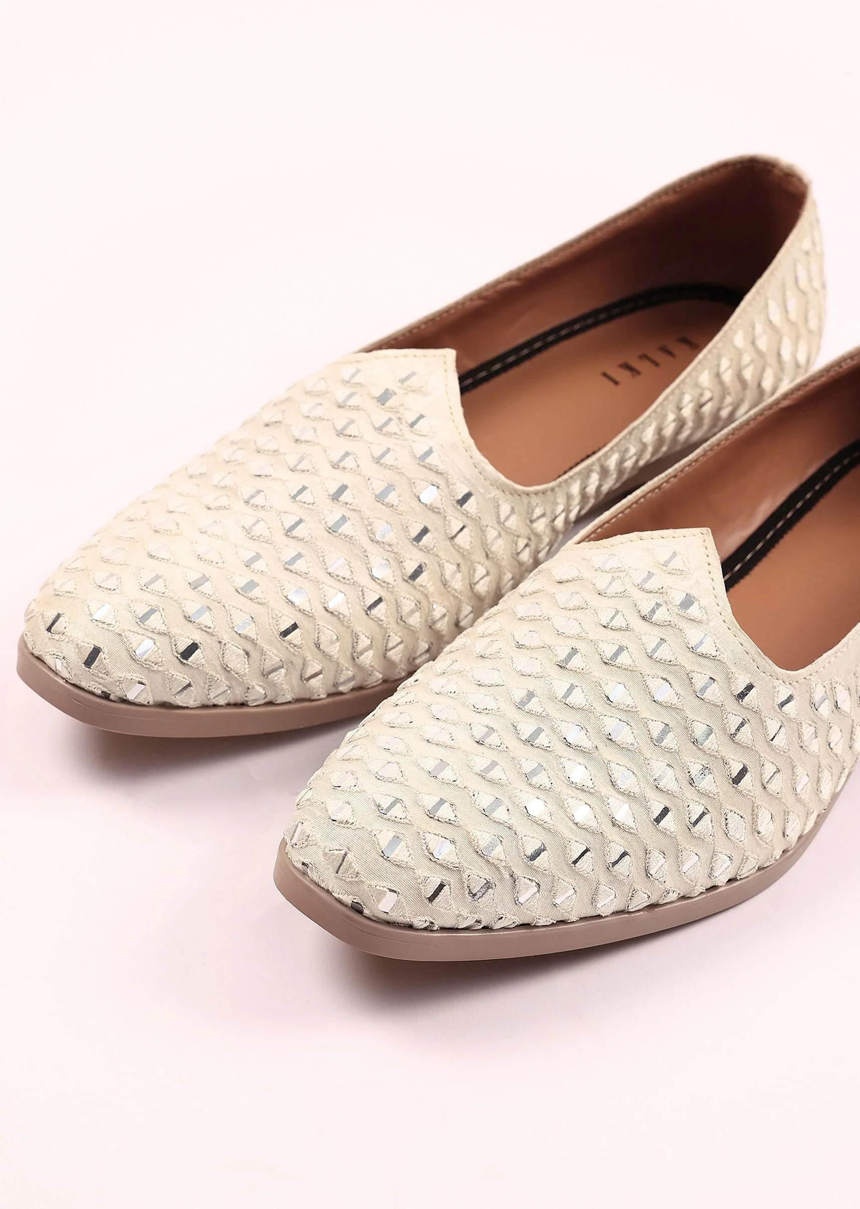 Beige Raw Silk Jutti With Mirror Work - Image 3