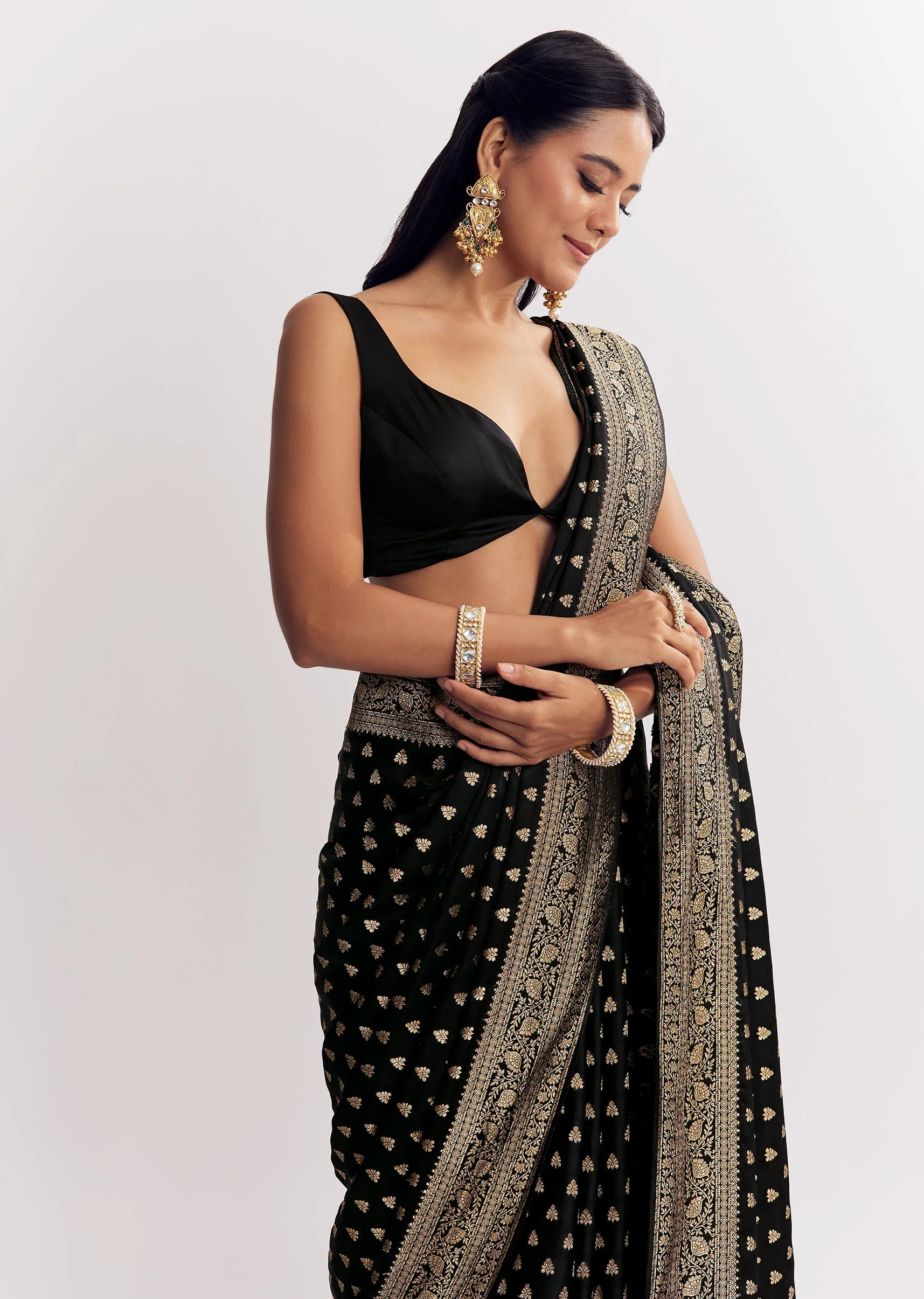 Black Dola Silk Saree With Woven Butti Work Border - Image 4