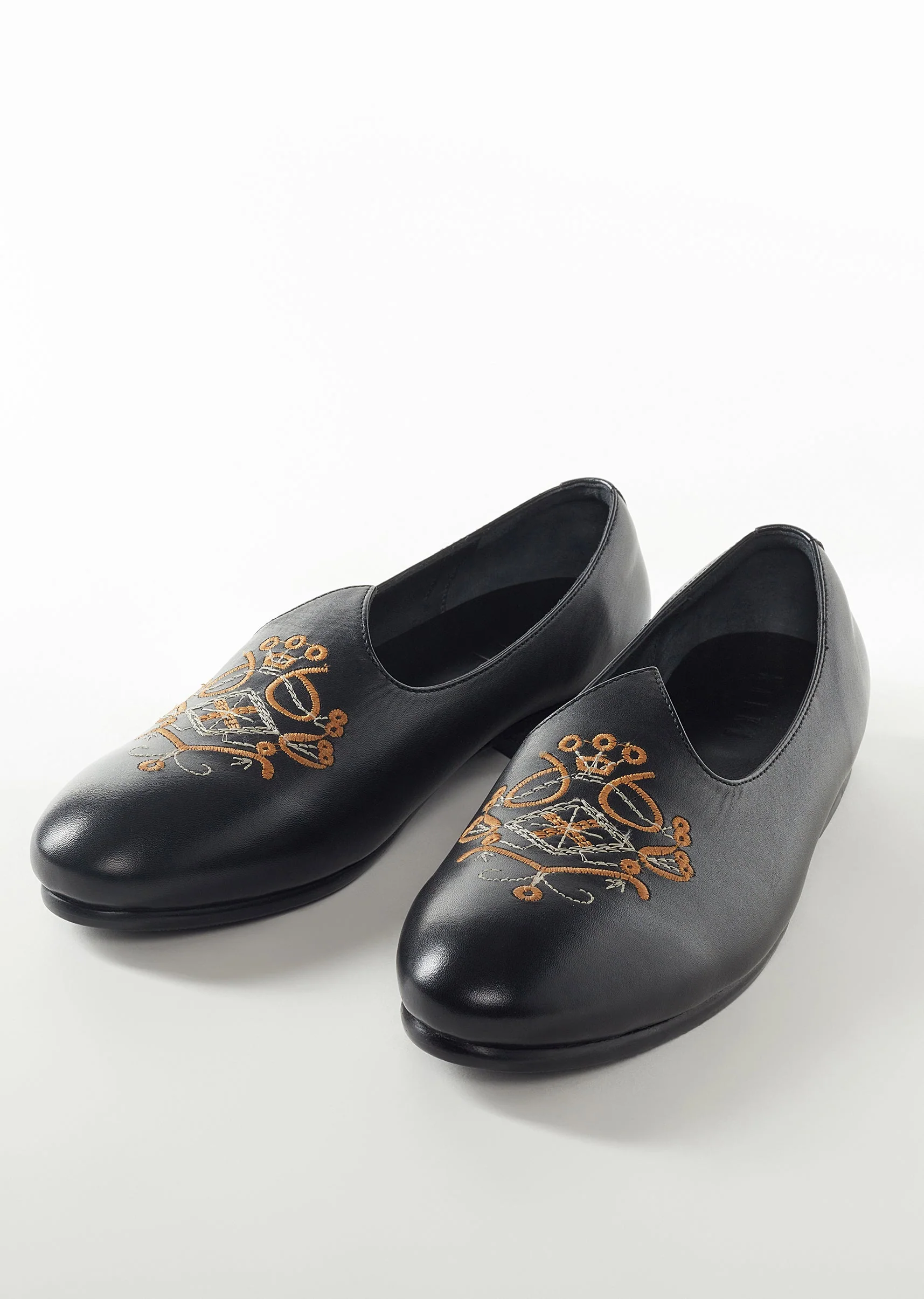 Black Mens Footwear With Embroidery Detail Work
