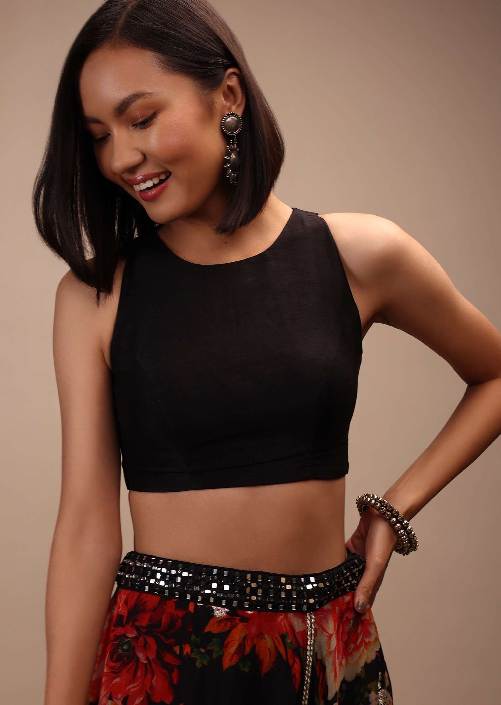 Black Sleeveless Blouse With Round Neckline, Straight Hemline, And Back Zip Closure - Image 3
