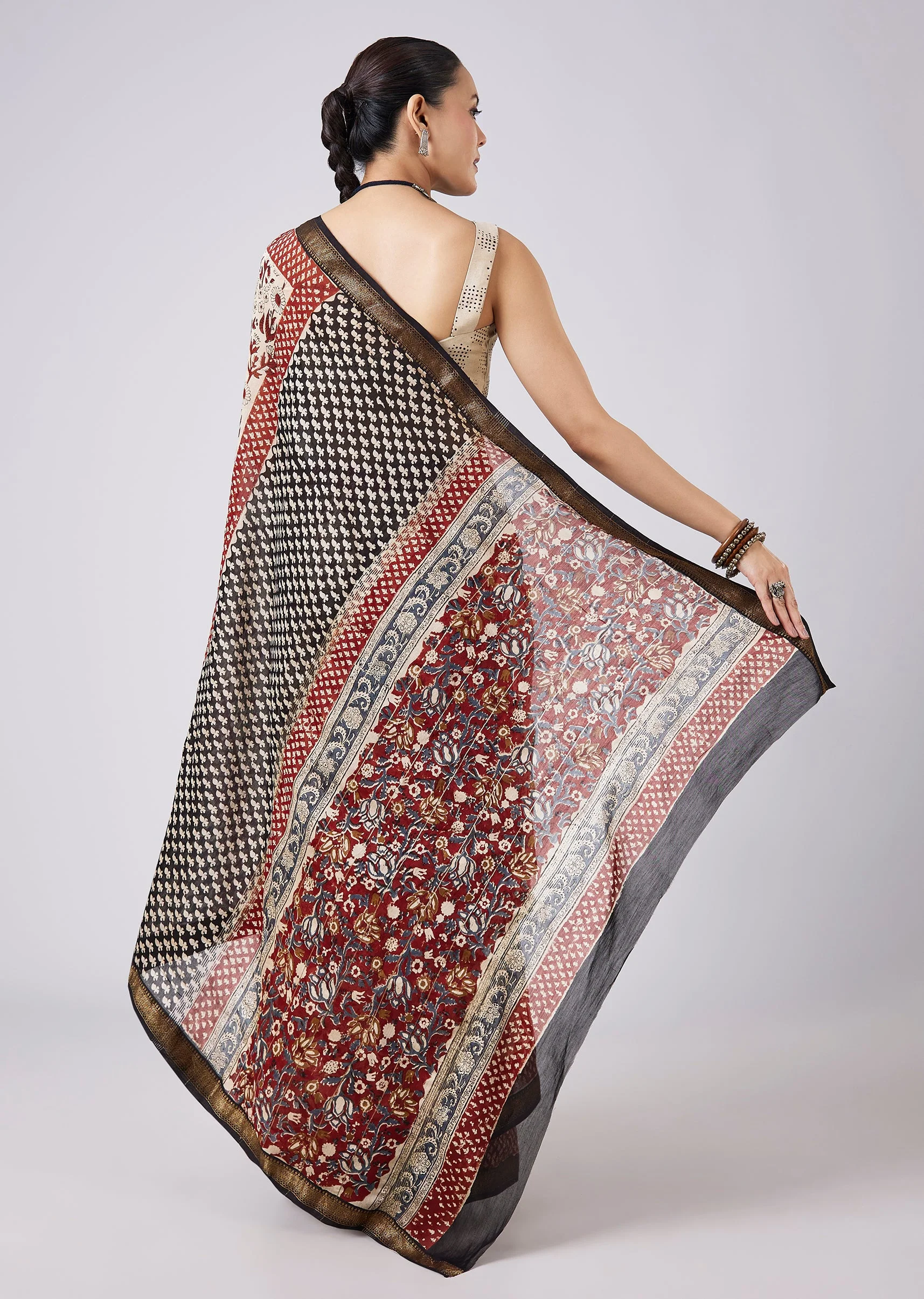 Cream Block Print Saree with Unstitched Blouse - Image 4