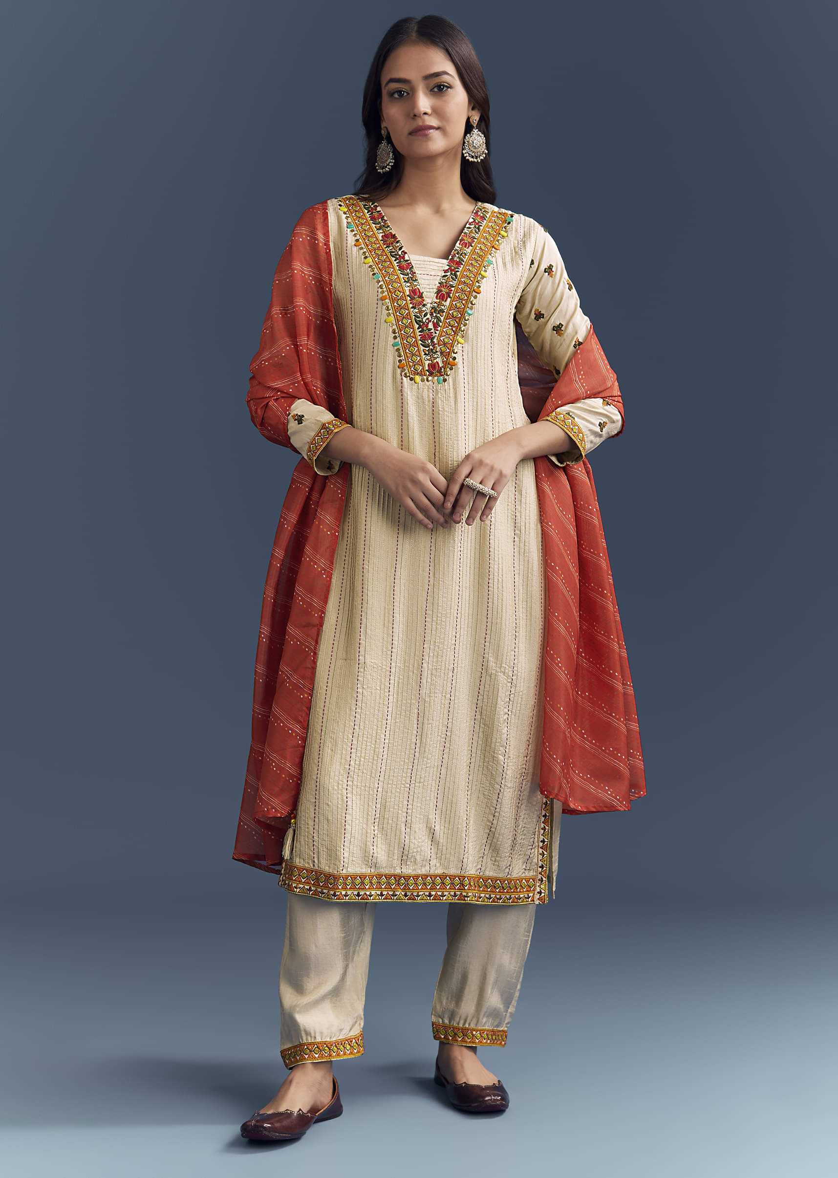 Cream Silk Kurta Set With Delicate Resham Work - Image 3