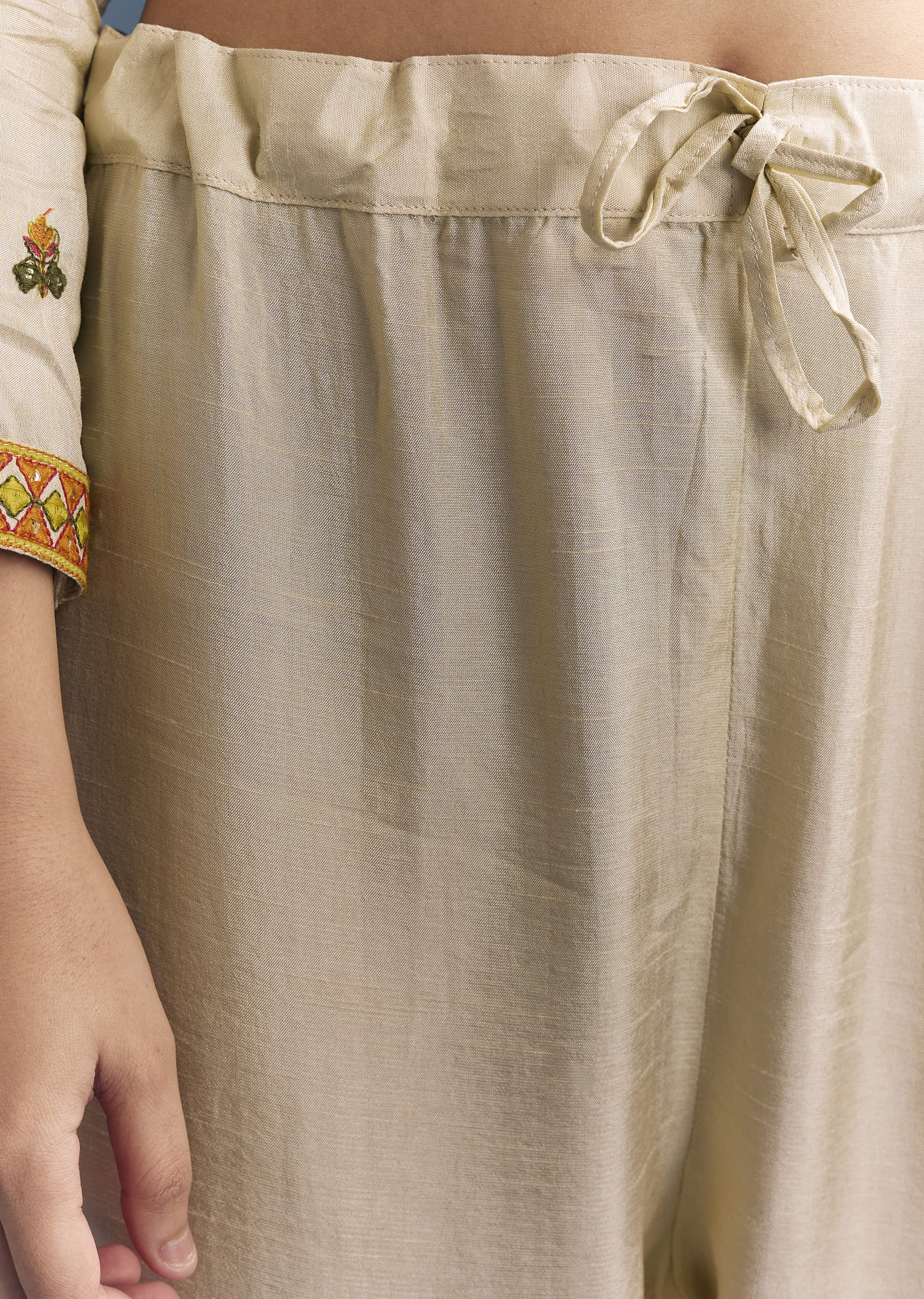 Cream Silk Kurta Set With Delicate Resham Work - Image 6