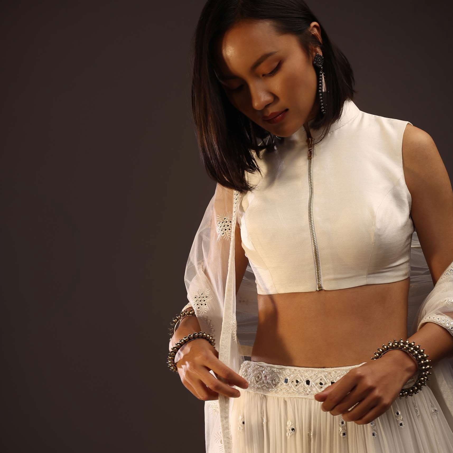 Erget White Sleeveless Blouse With A Collar Neckline - Image 3
