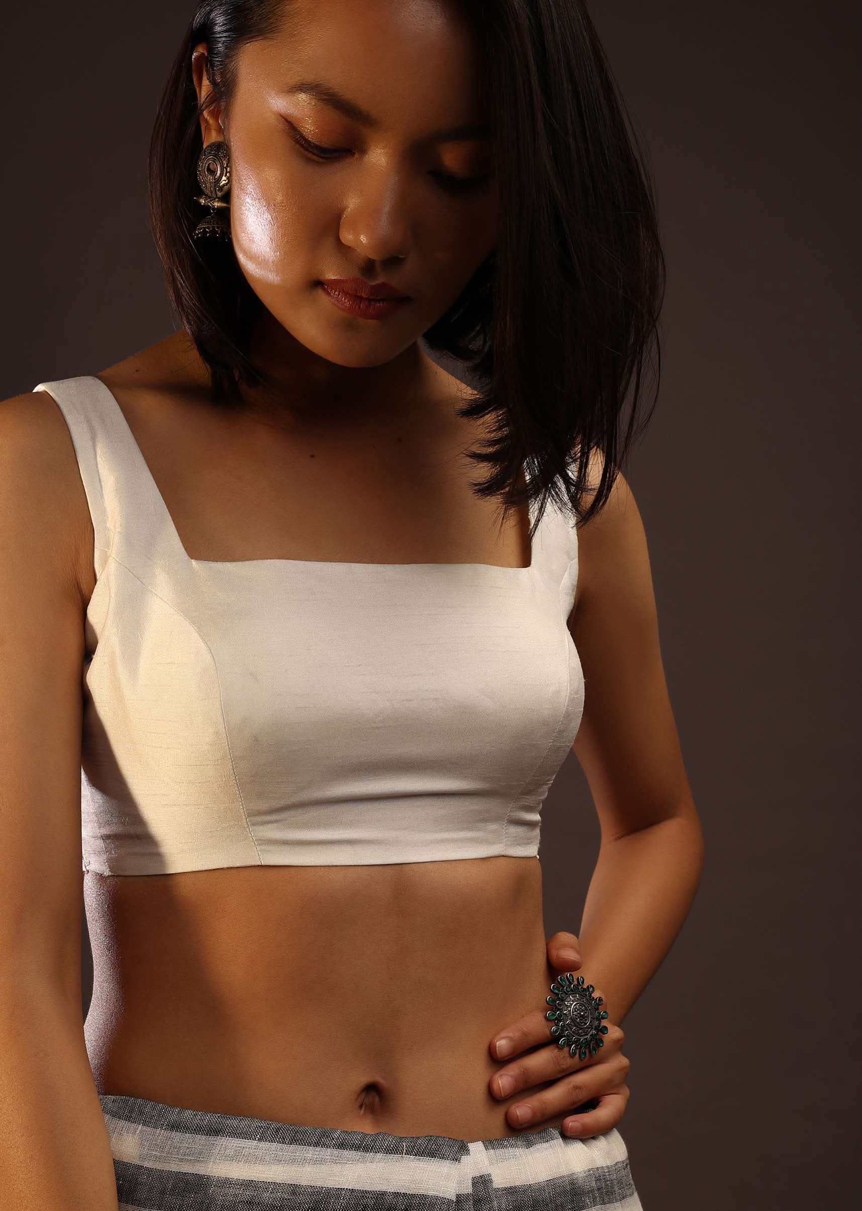 Erget White Sleeveless Blouse With A Square Neckline - Image 4