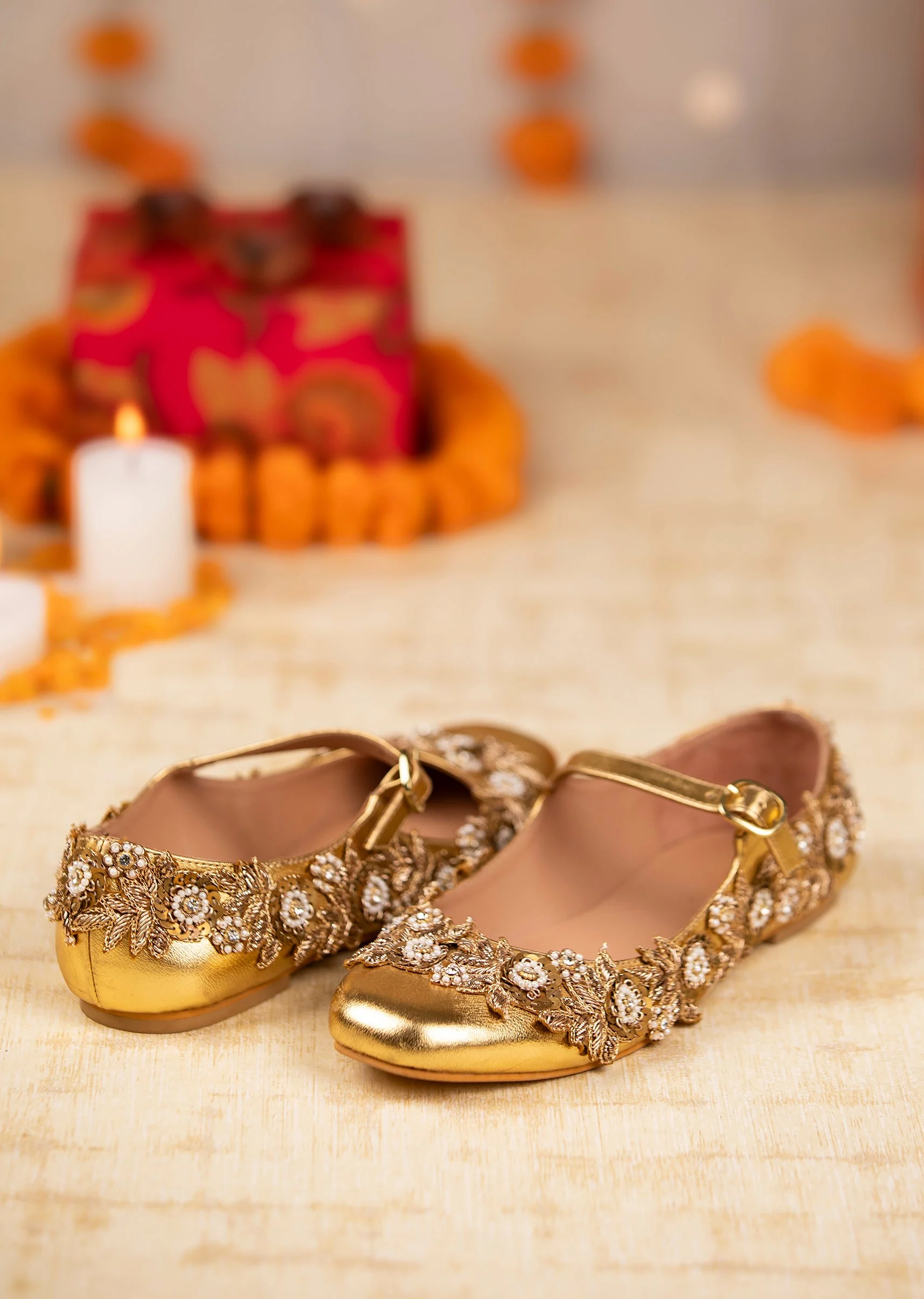 Gold Floral Zari Embellished Floral Juttis