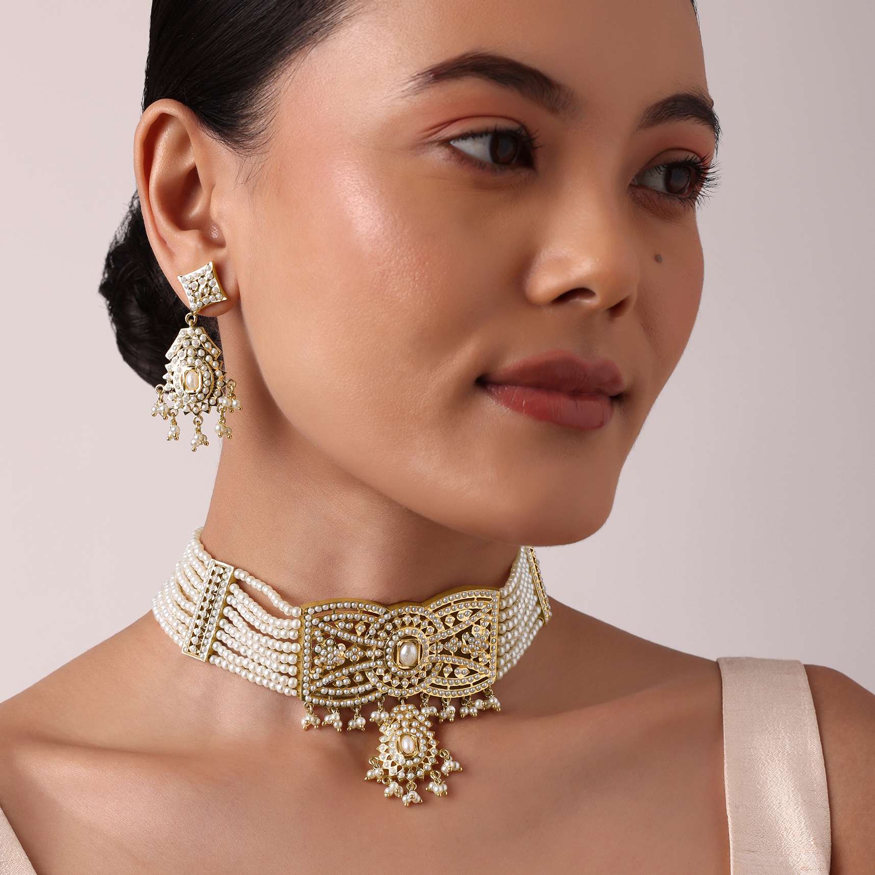 Gold Tone Kundan Choker Set With Geometric Pendant - Image 7