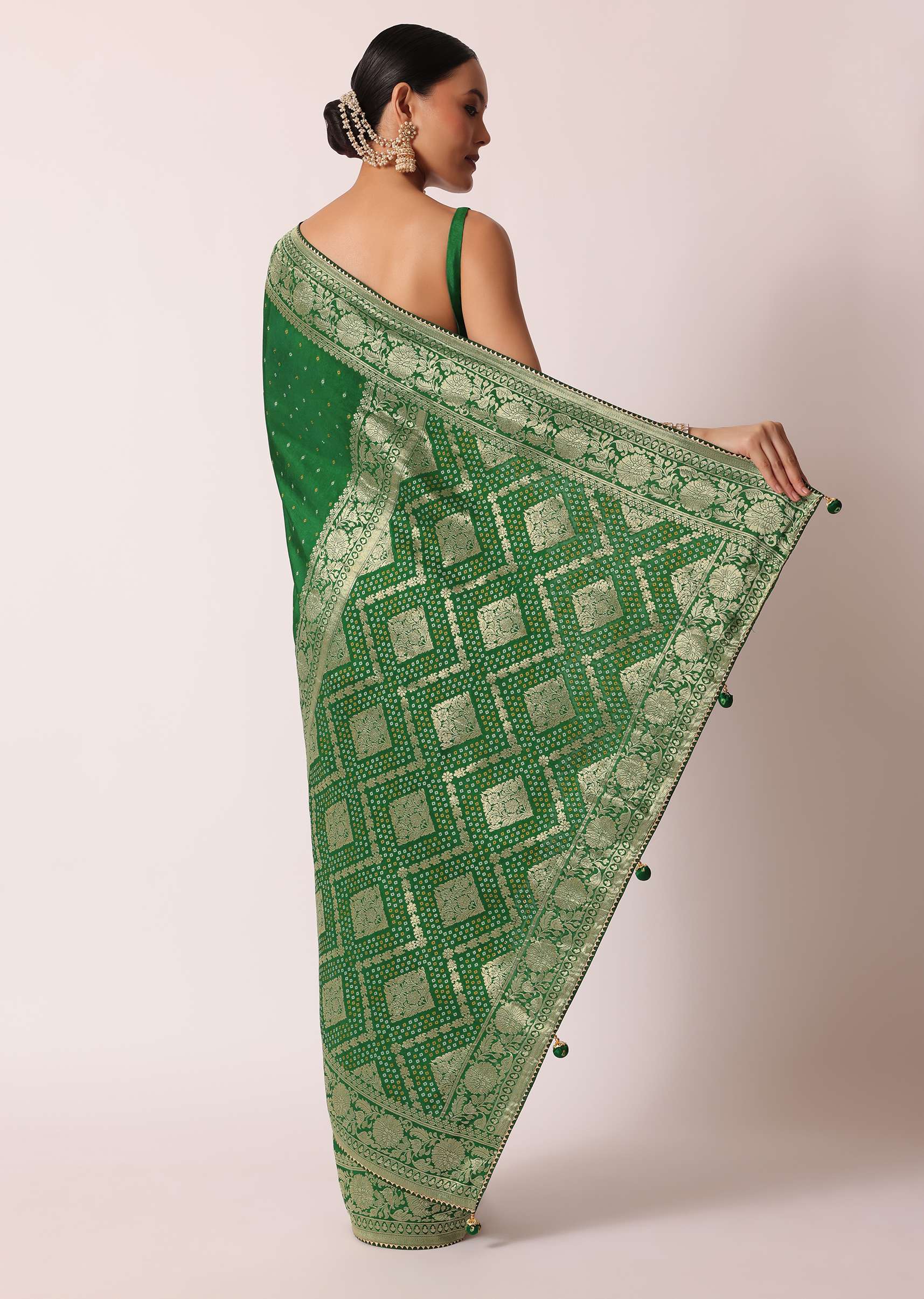 Green Bandhani Silk Saree With Woven Motif And Unstitched Blouse Piece - Image 4