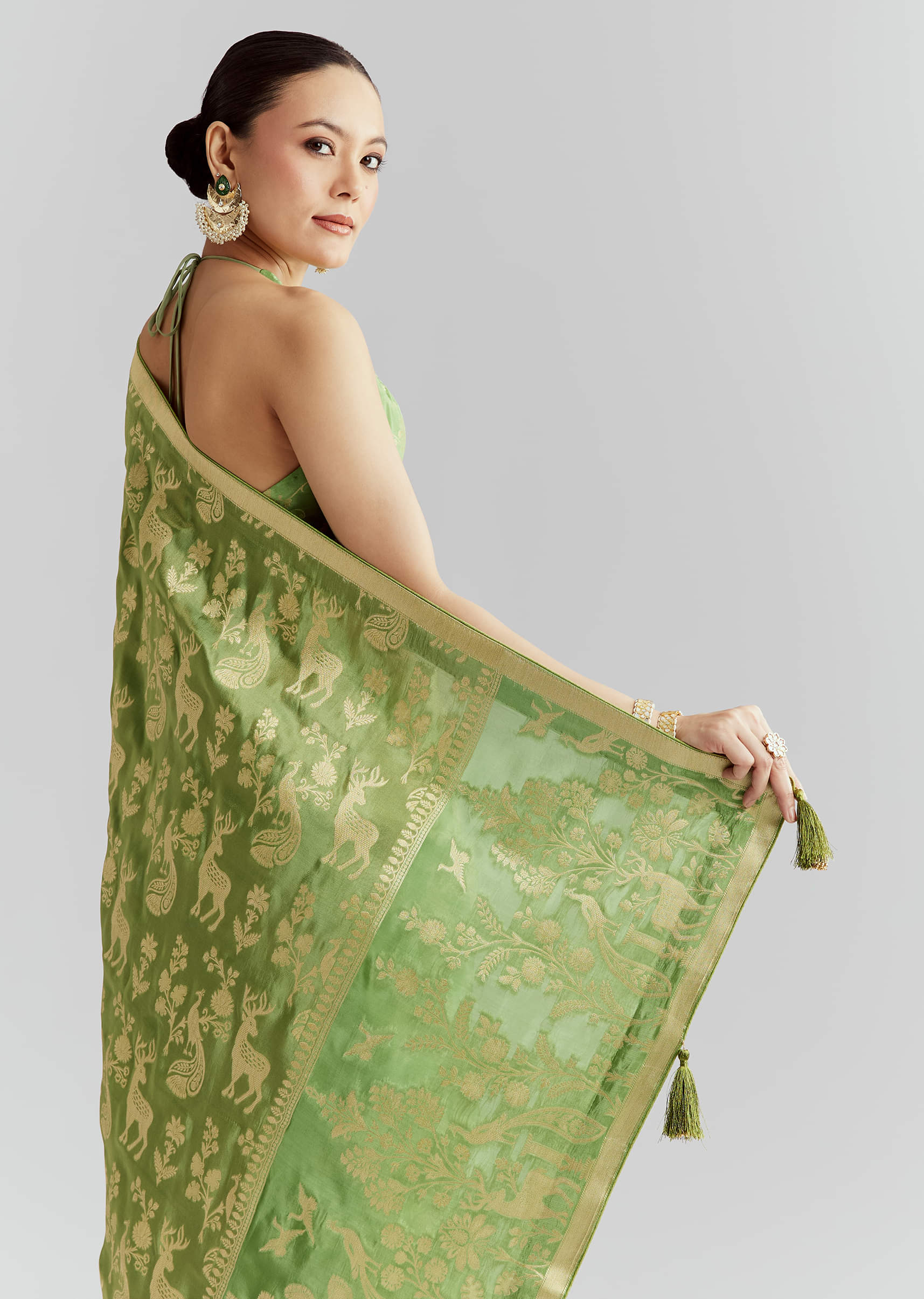 Green Dola Silk Woven Saree With Zari Motif Embroidery - Image 6