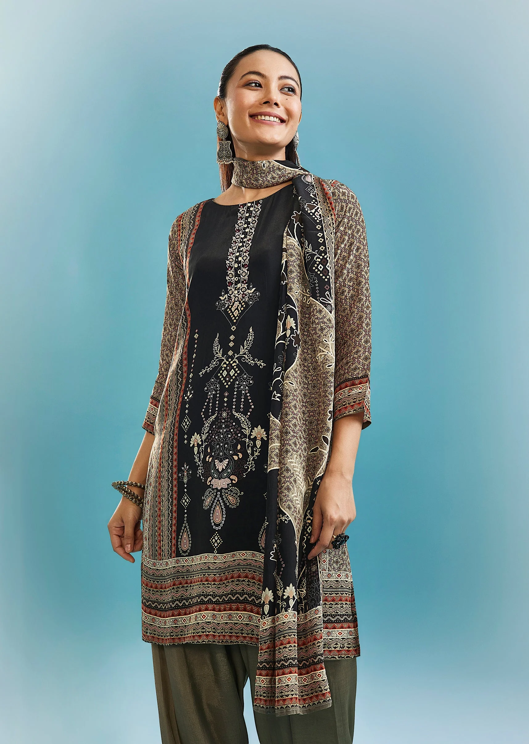 Green Printed Kurta Set With Mirror Work - Image 4
