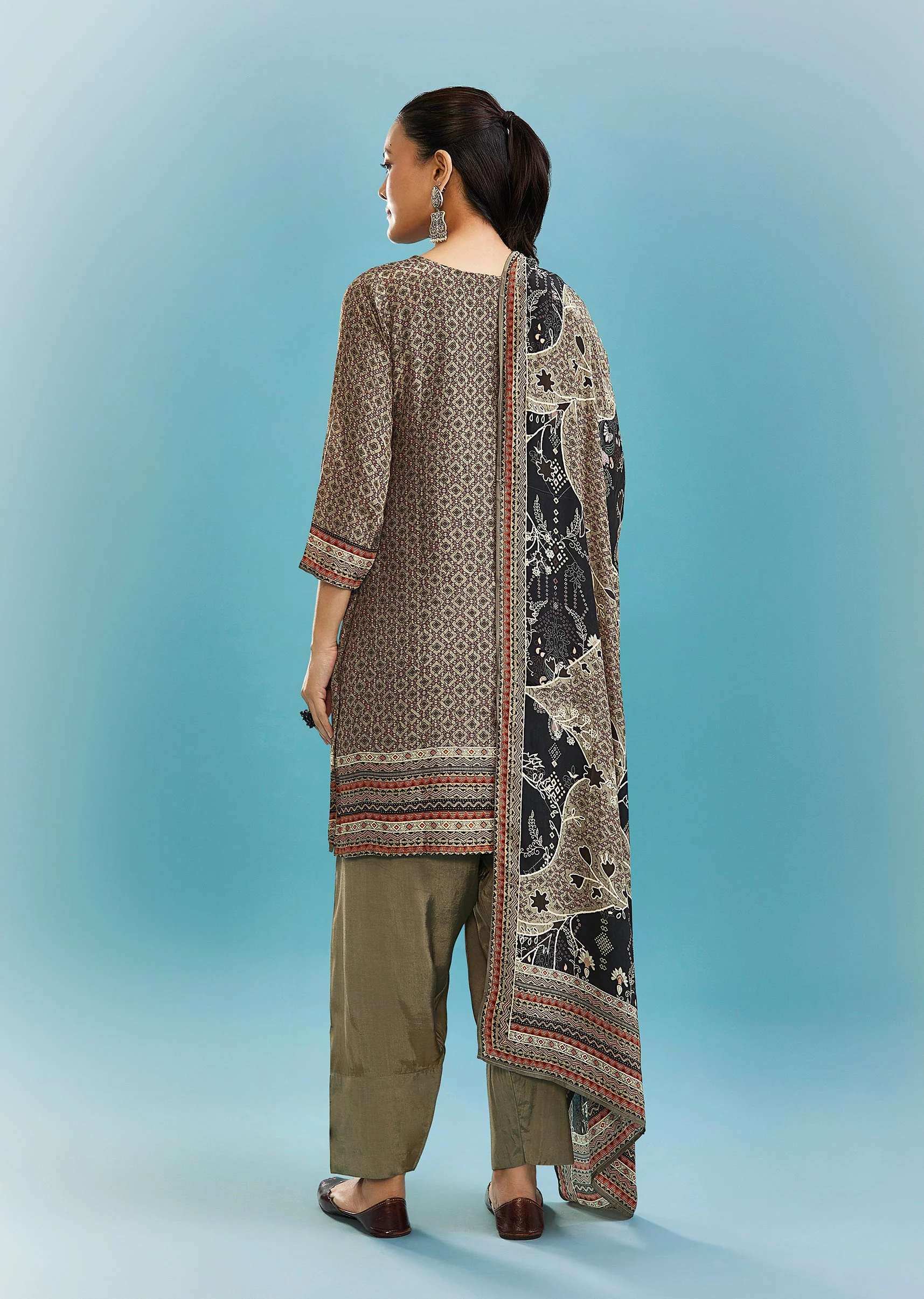 Green Printed Kurta Set With Mirror Work - Image 5