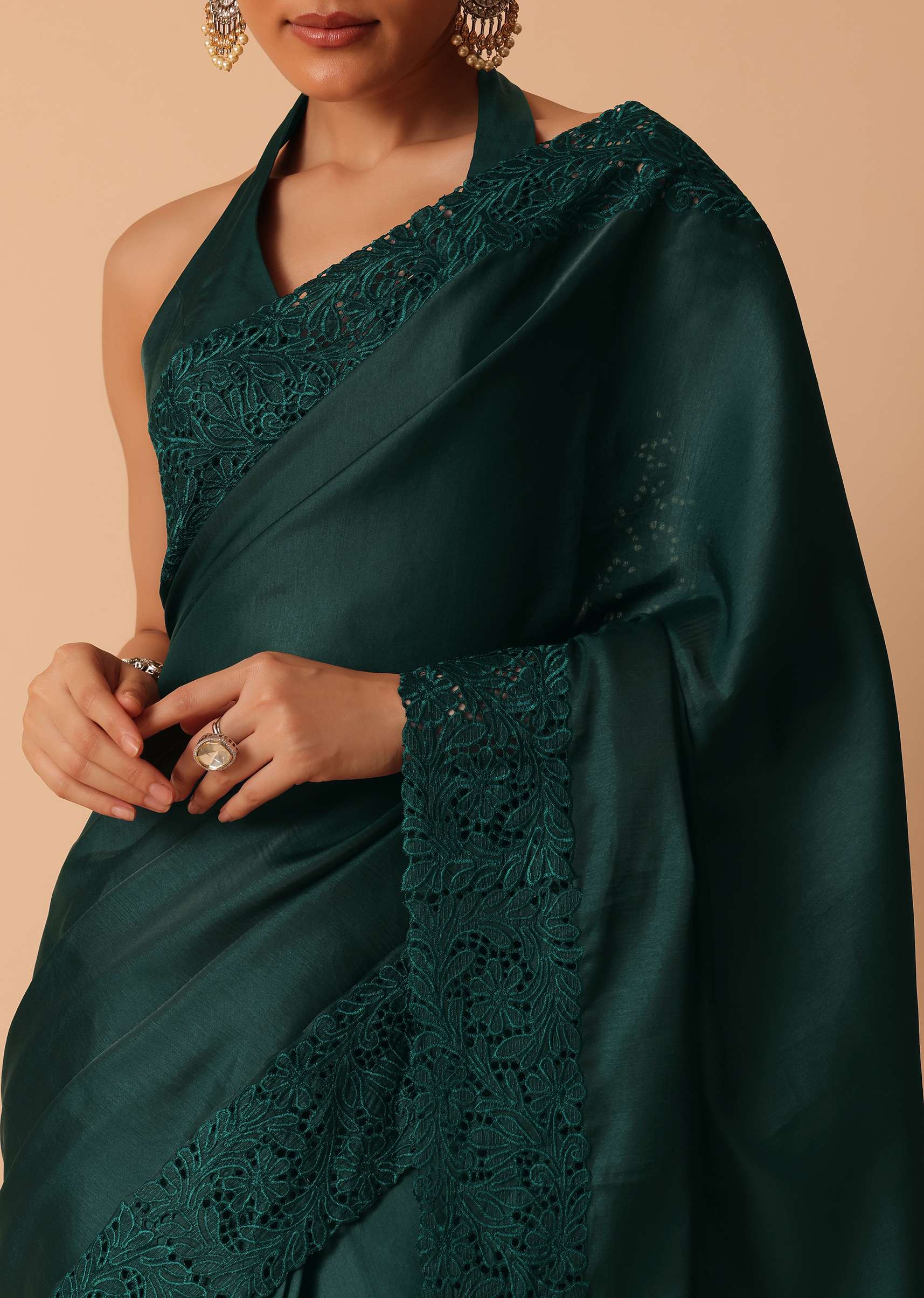 Green Saree In Organza With Lace Border And Unstitched Blouse Piece - Image 5