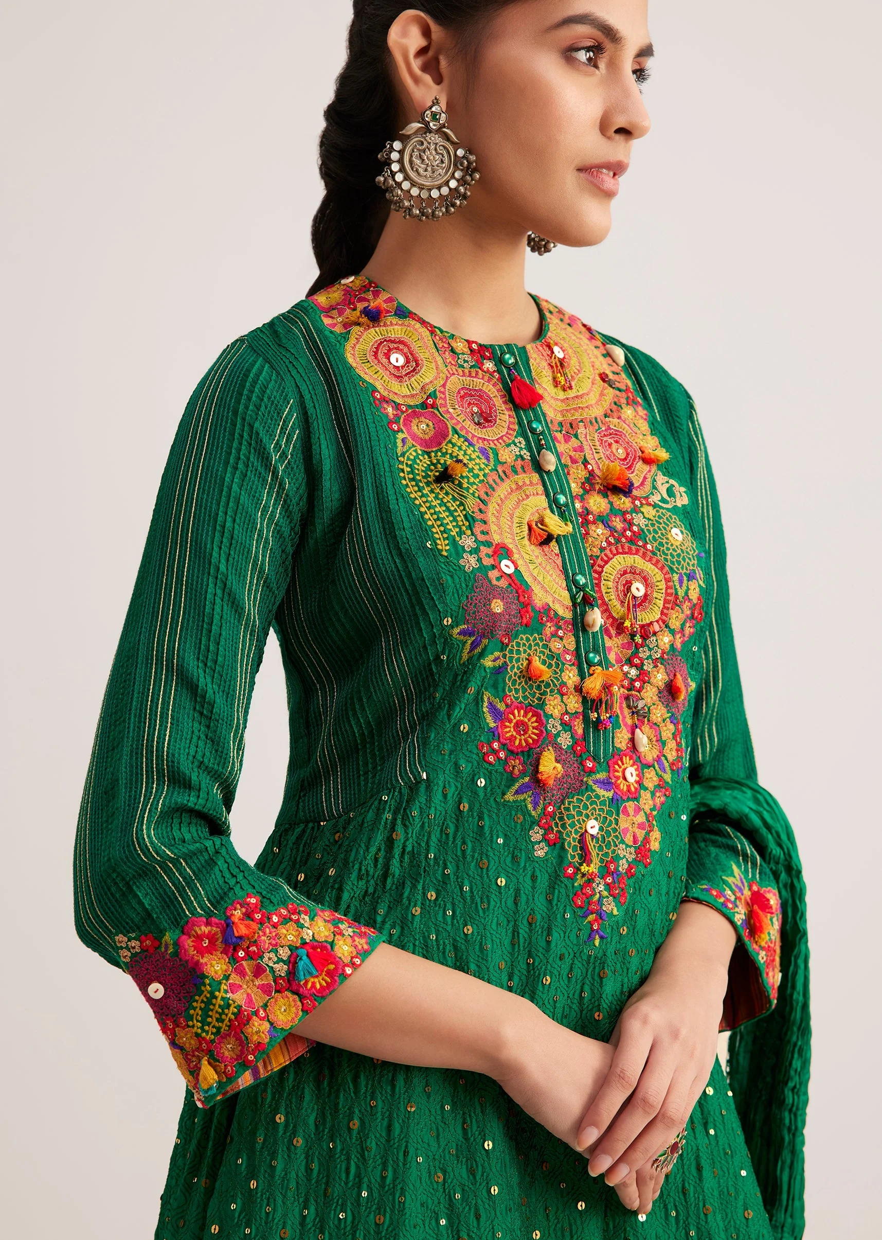 Green Silk Kurta Set With Resham Embroidery And Textured Dupatta - Image 2
