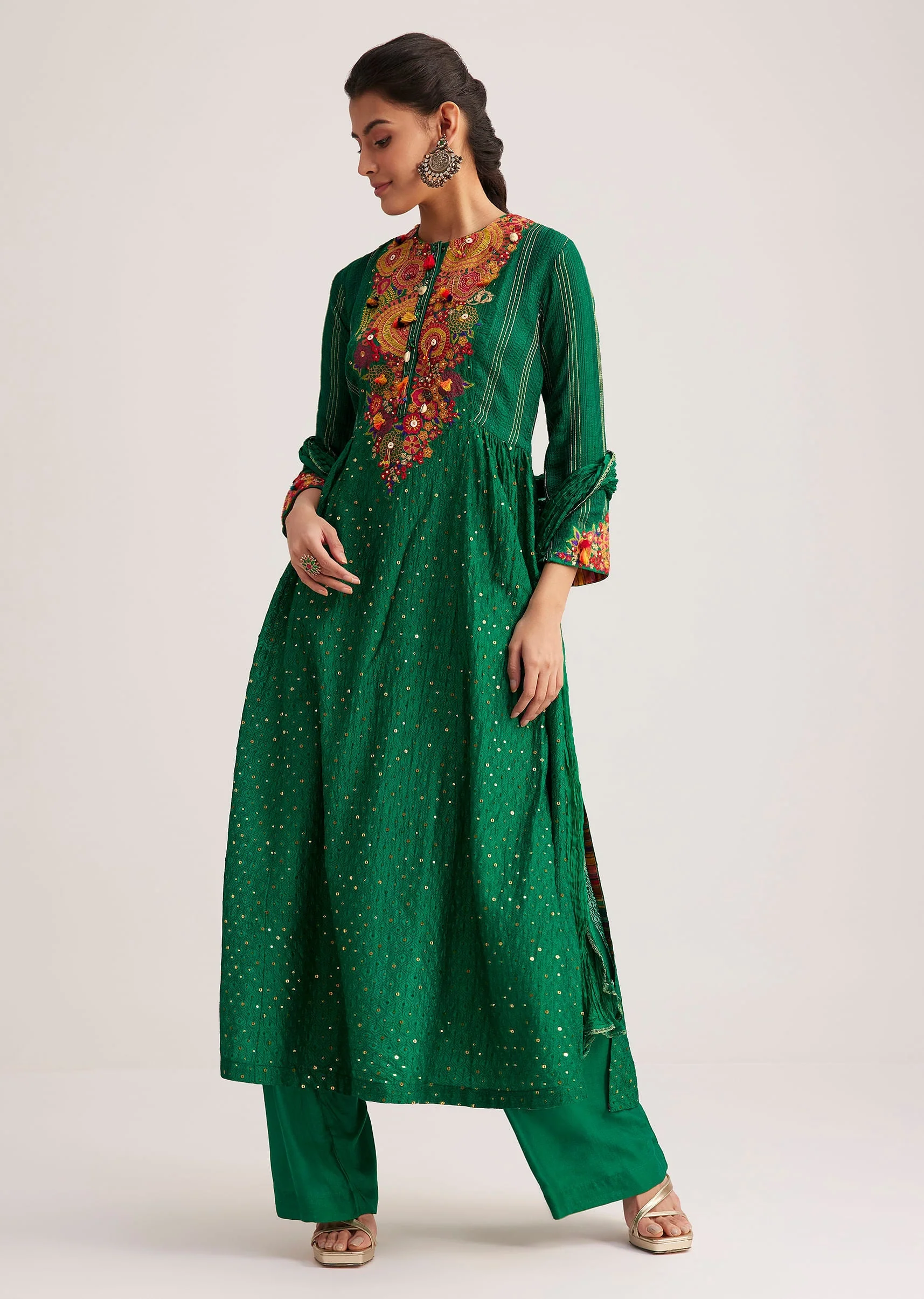 Green Silk Kurta Set With Resham Embroidery And Textured Dupatta - Image 3