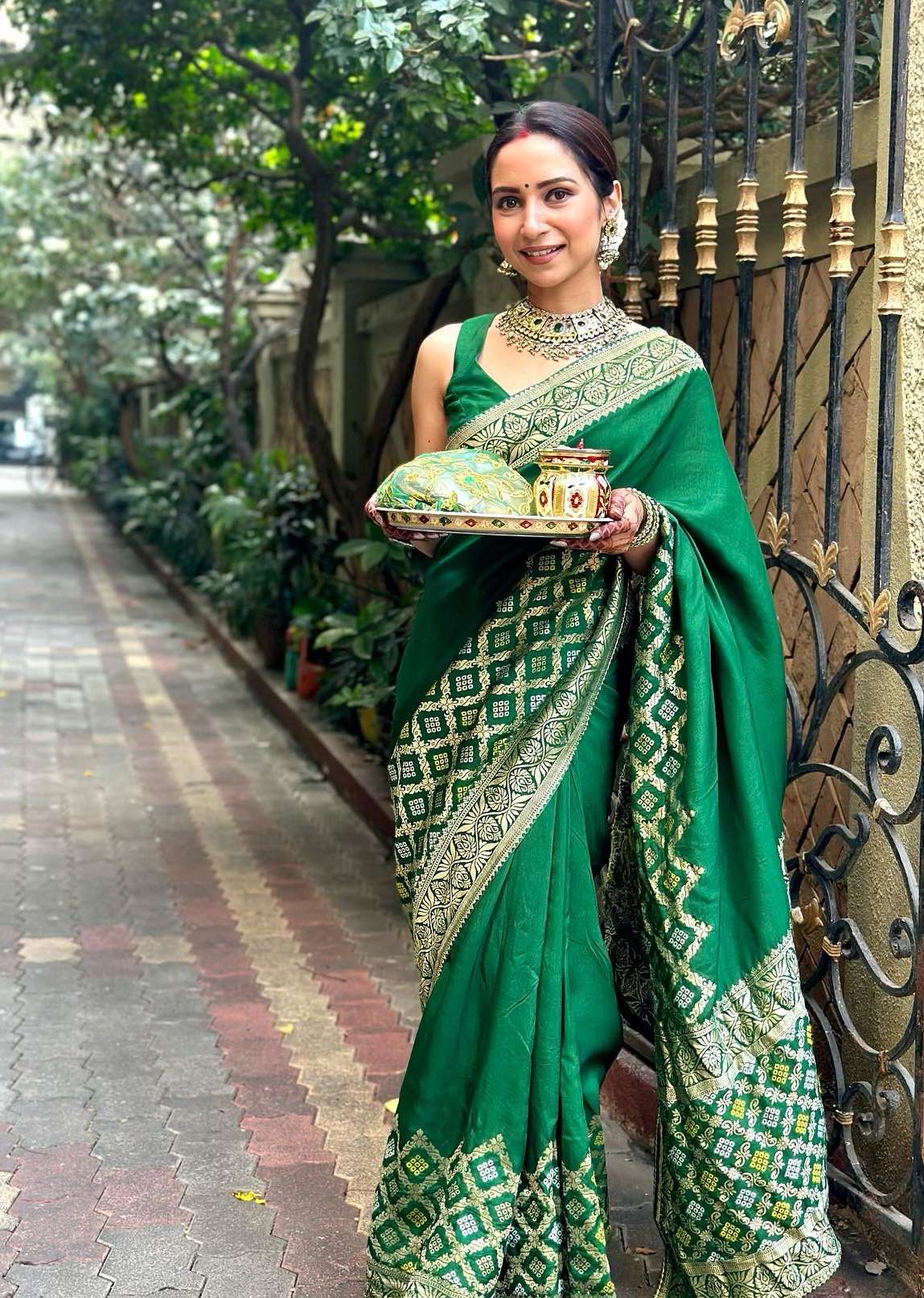 Green Woven Silk Saree With Bandhani Detail And Unstitched Blouse Piece - Image 11
