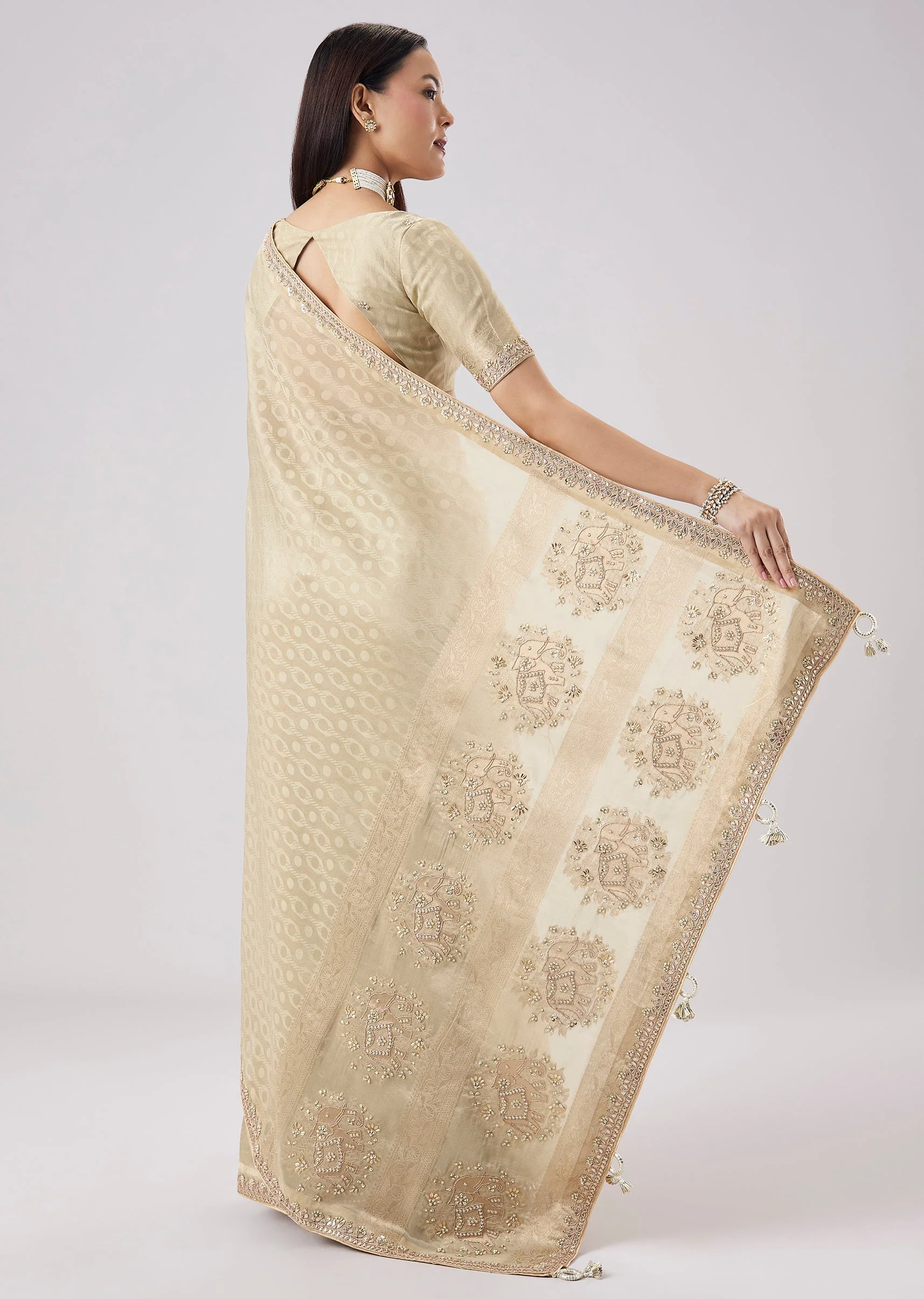 Ivory Embroidered Mughal Motif Saree With Unstitched Blouse - Image 4