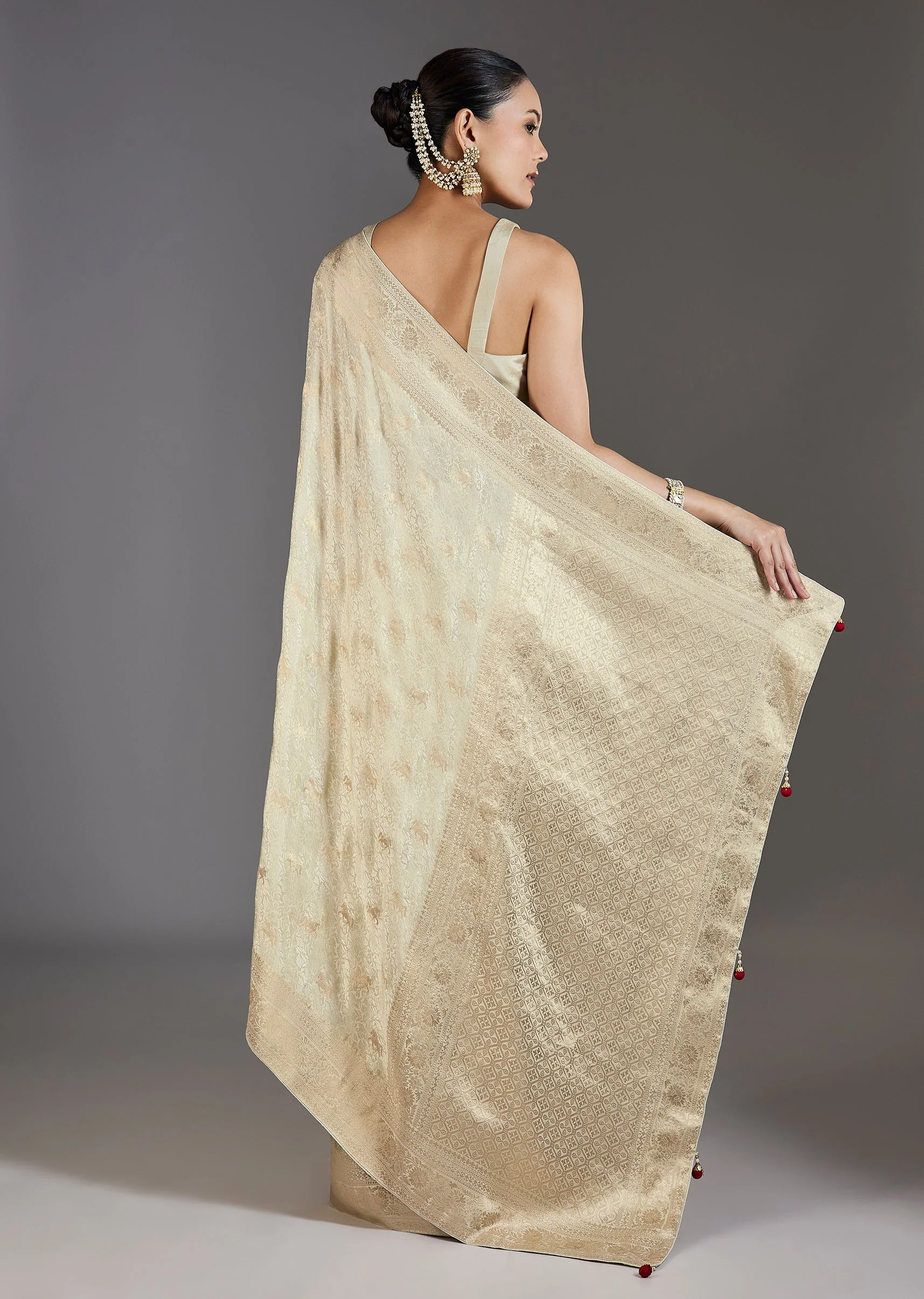 Ivory Jacquard Dola Silk Saree - Image 4