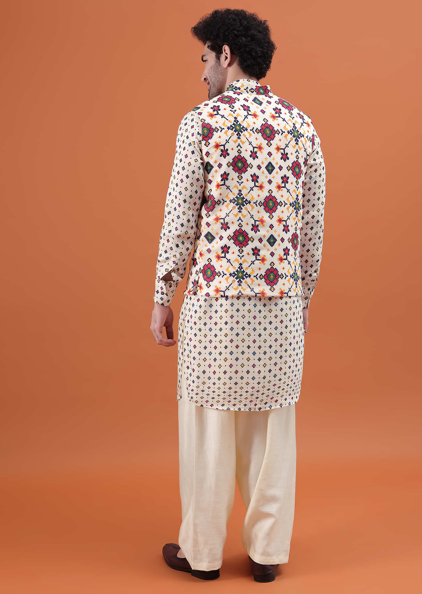 Ivory Patola Printed Kurta Jacket Set For Men - Image 4