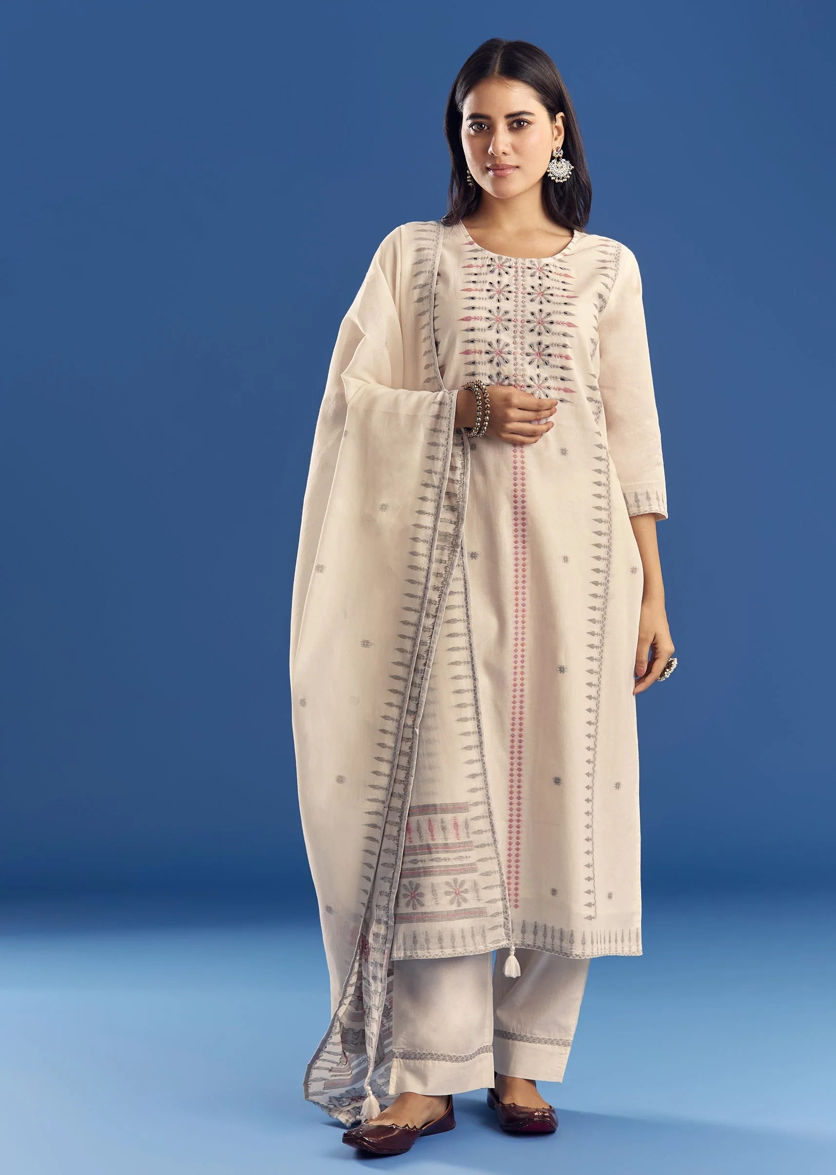 Ivory Thread Weave Mul Cotton Kurta Set With Dupatta - Image 4