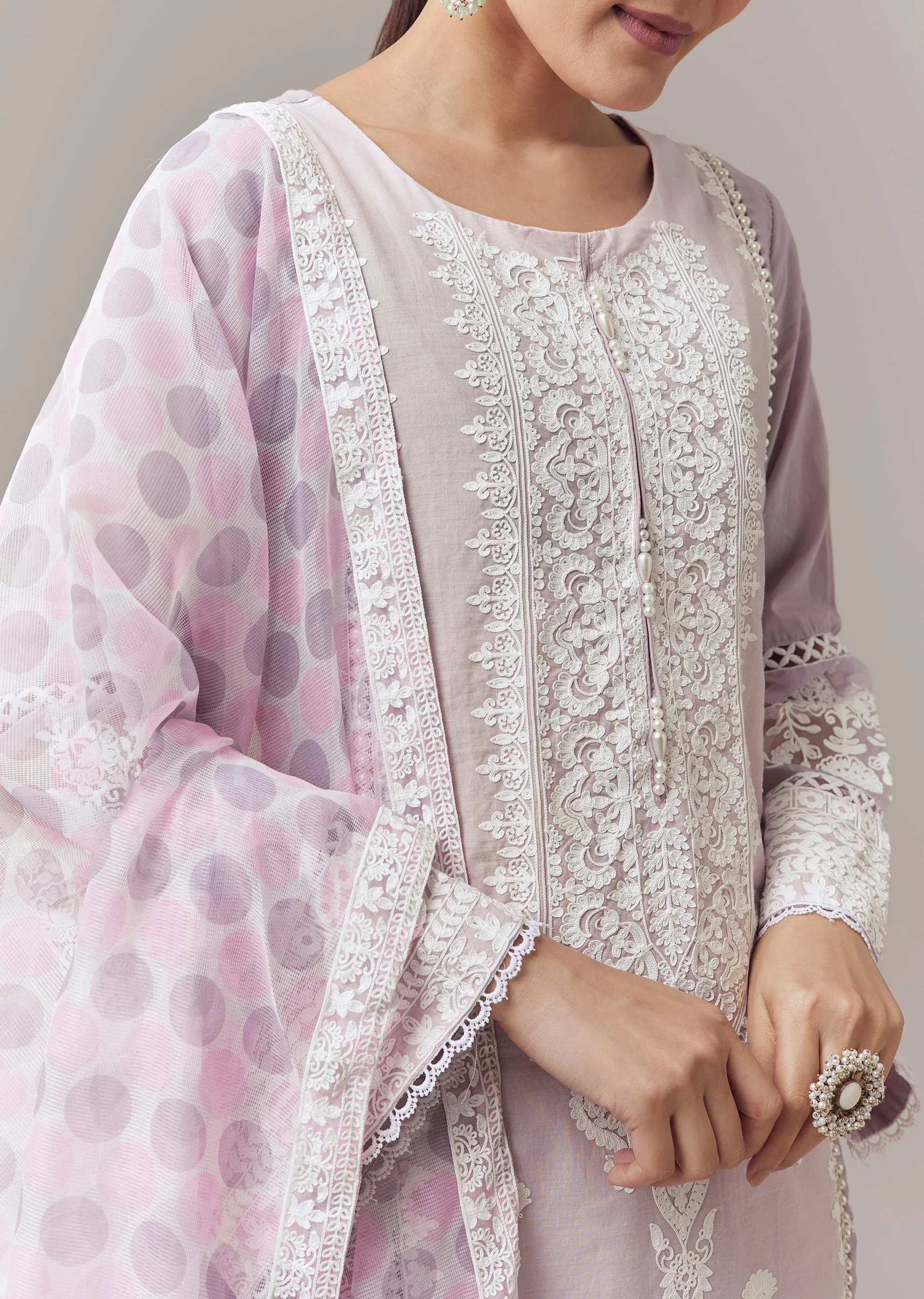 Lavender Pakistani Style Kurta Set With Thread Work And Dupatta - Image 2