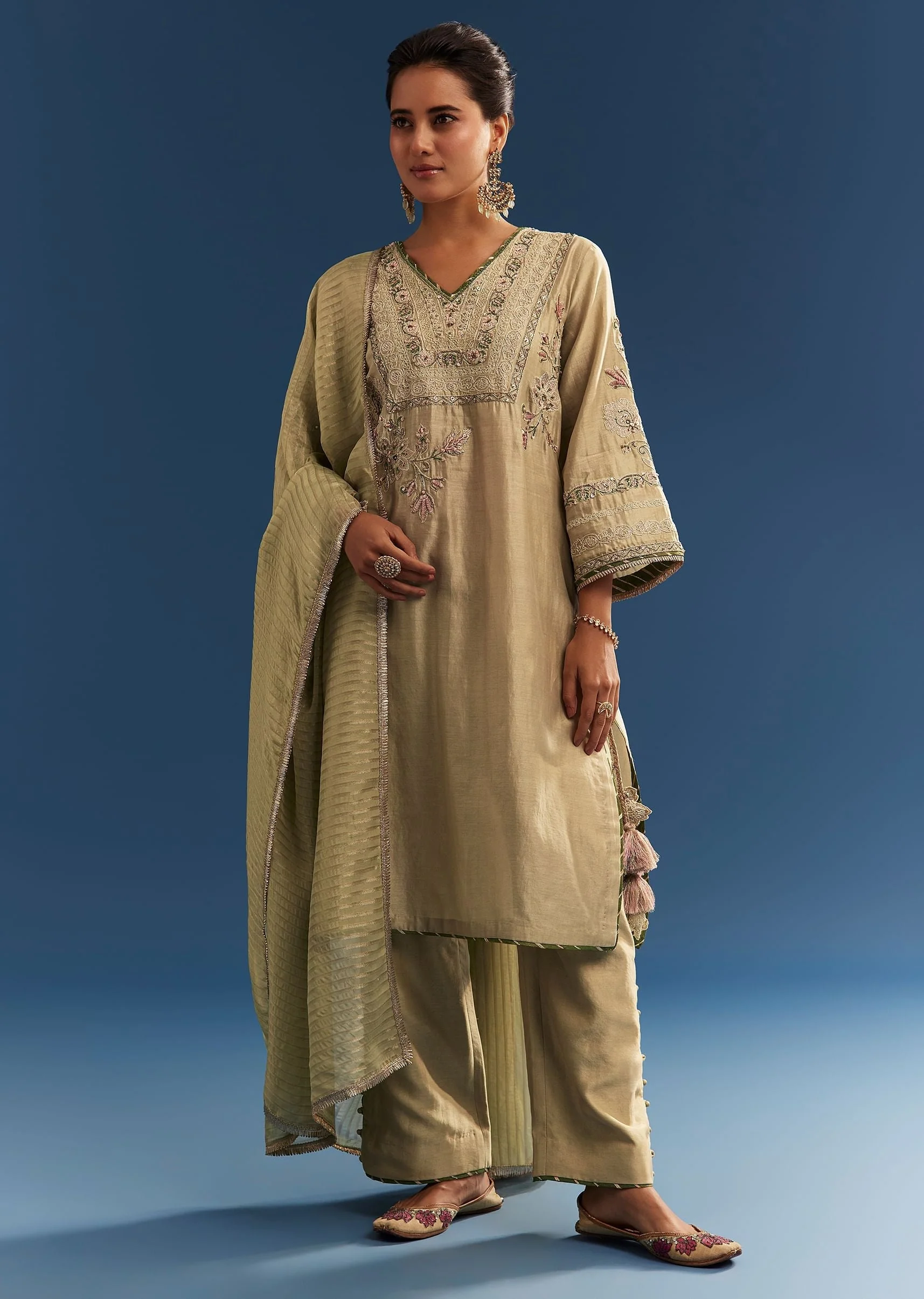 Light Green Chanderi Kurta Set With Organza Dupatta And Tassel Tie-Up Back - Image 3
