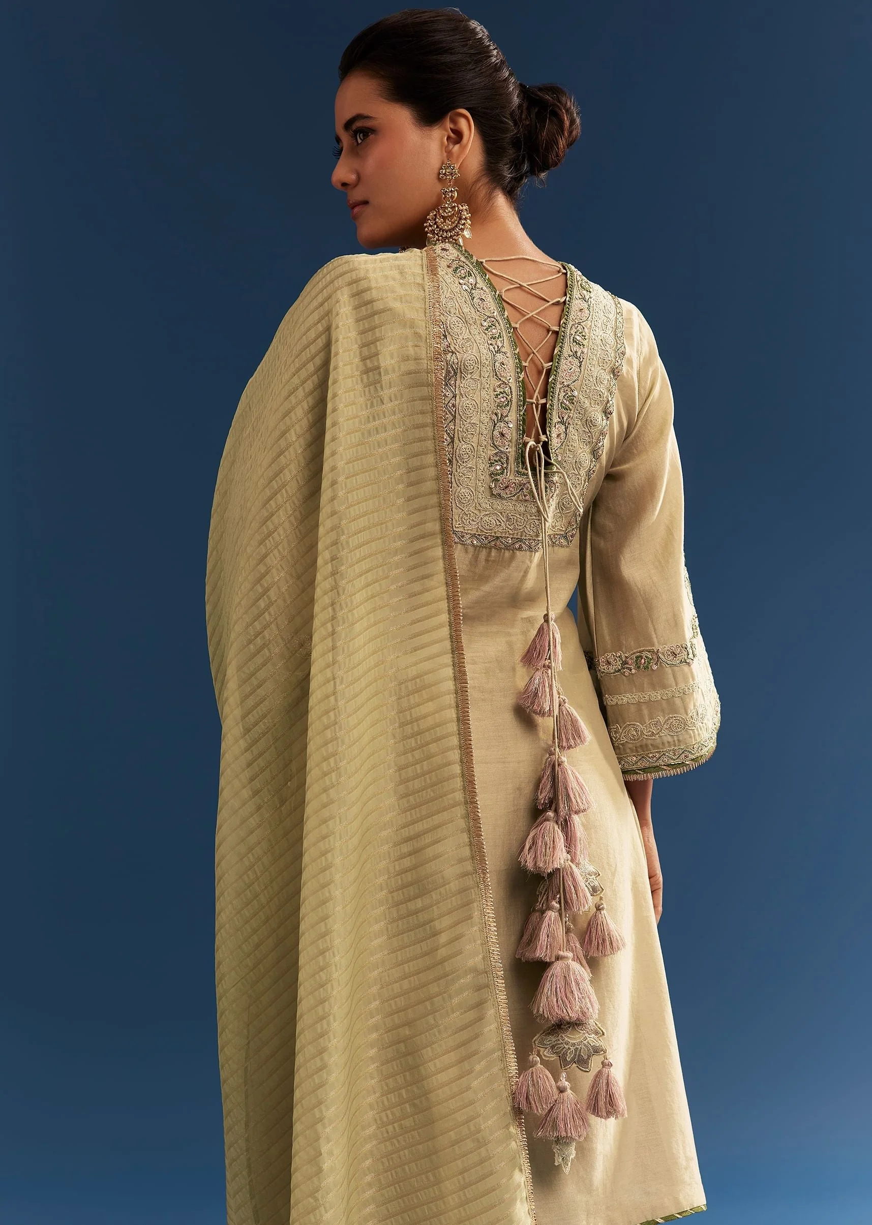 Light Green Chanderi Kurta Set With Organza Dupatta And Tassel Tie-Up Back - Image 4