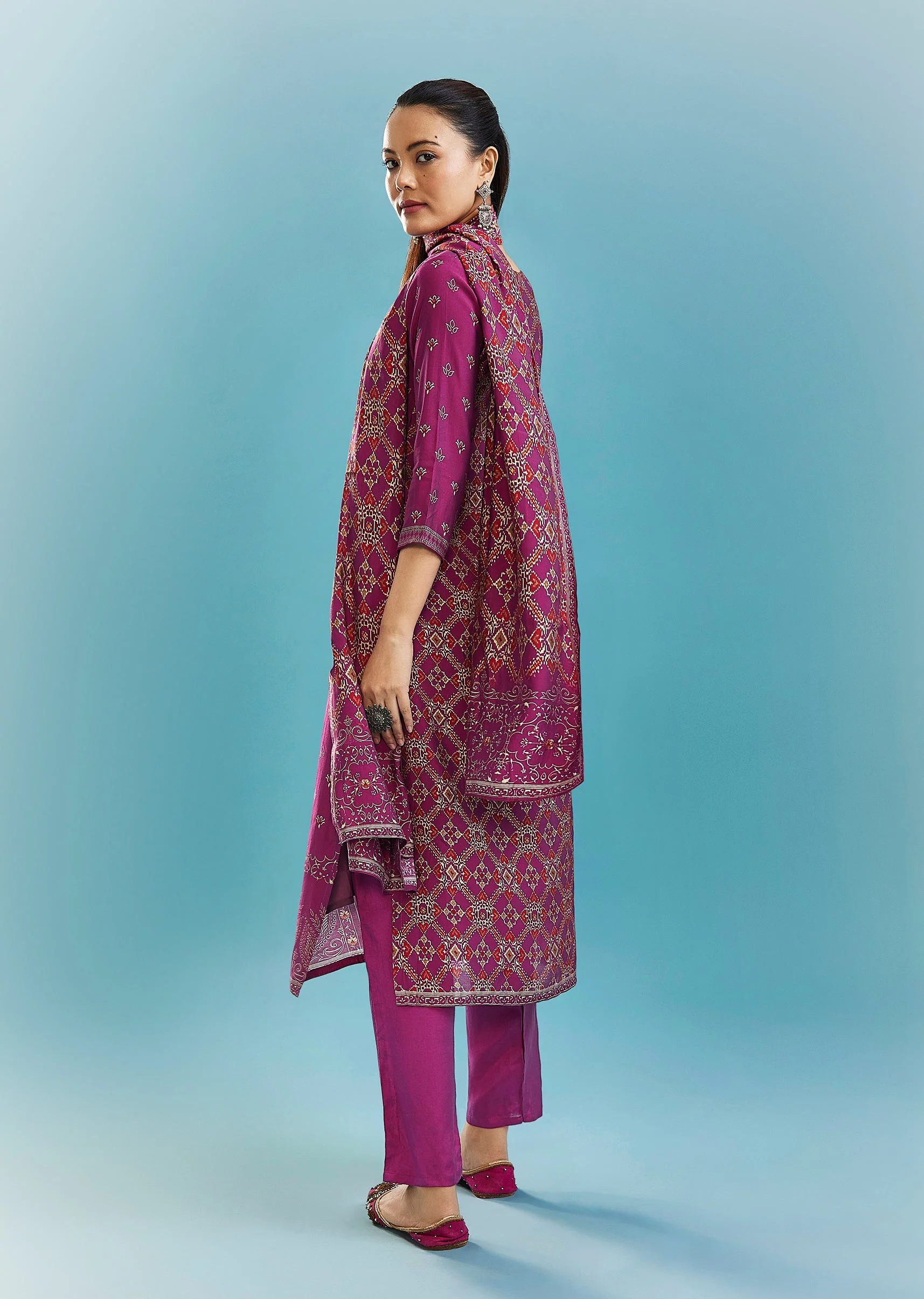 Magenta Printed Kurta Set With Mirror And Zari Work - Image 5