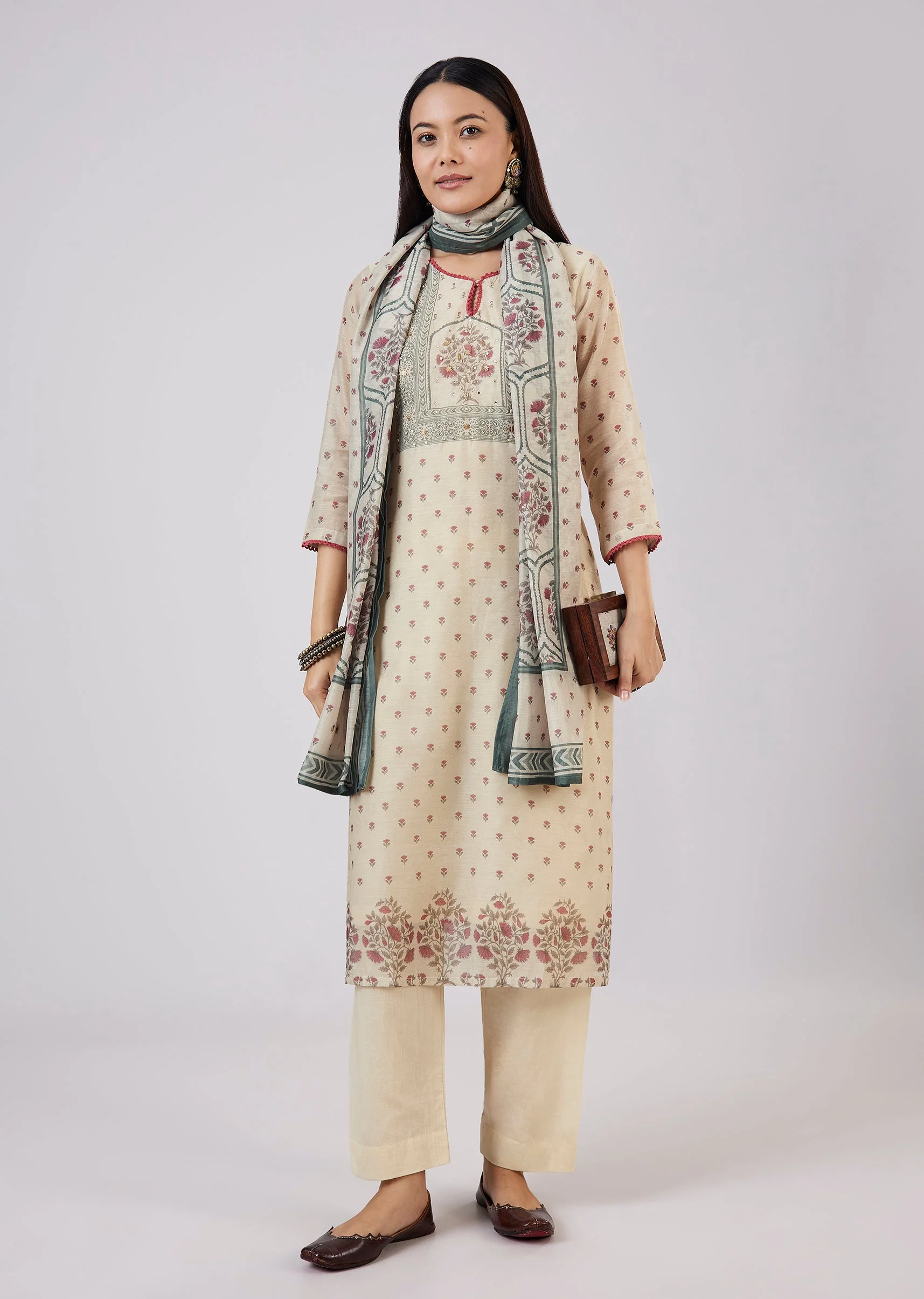 Maroon Chanderi Kurta Set with Zari And Mirror Work - Image 3