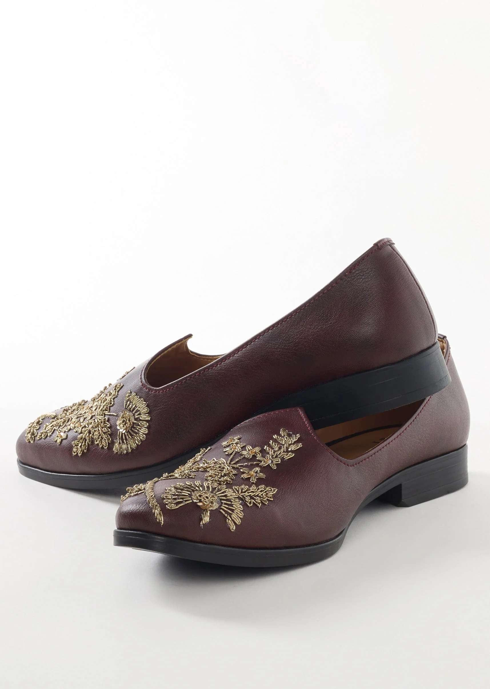 Maroon Ethnic Jutti With Golden Embroidery For Men - Image 3