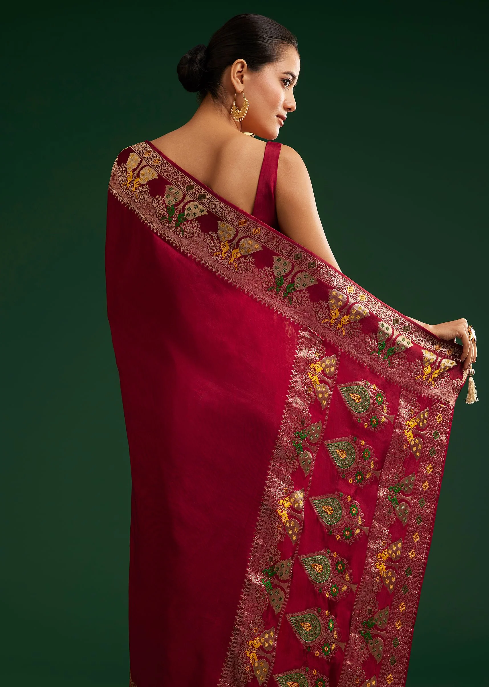 Maroon Georgette Saree With Zari And Multicolour Thread Accents - Image 4