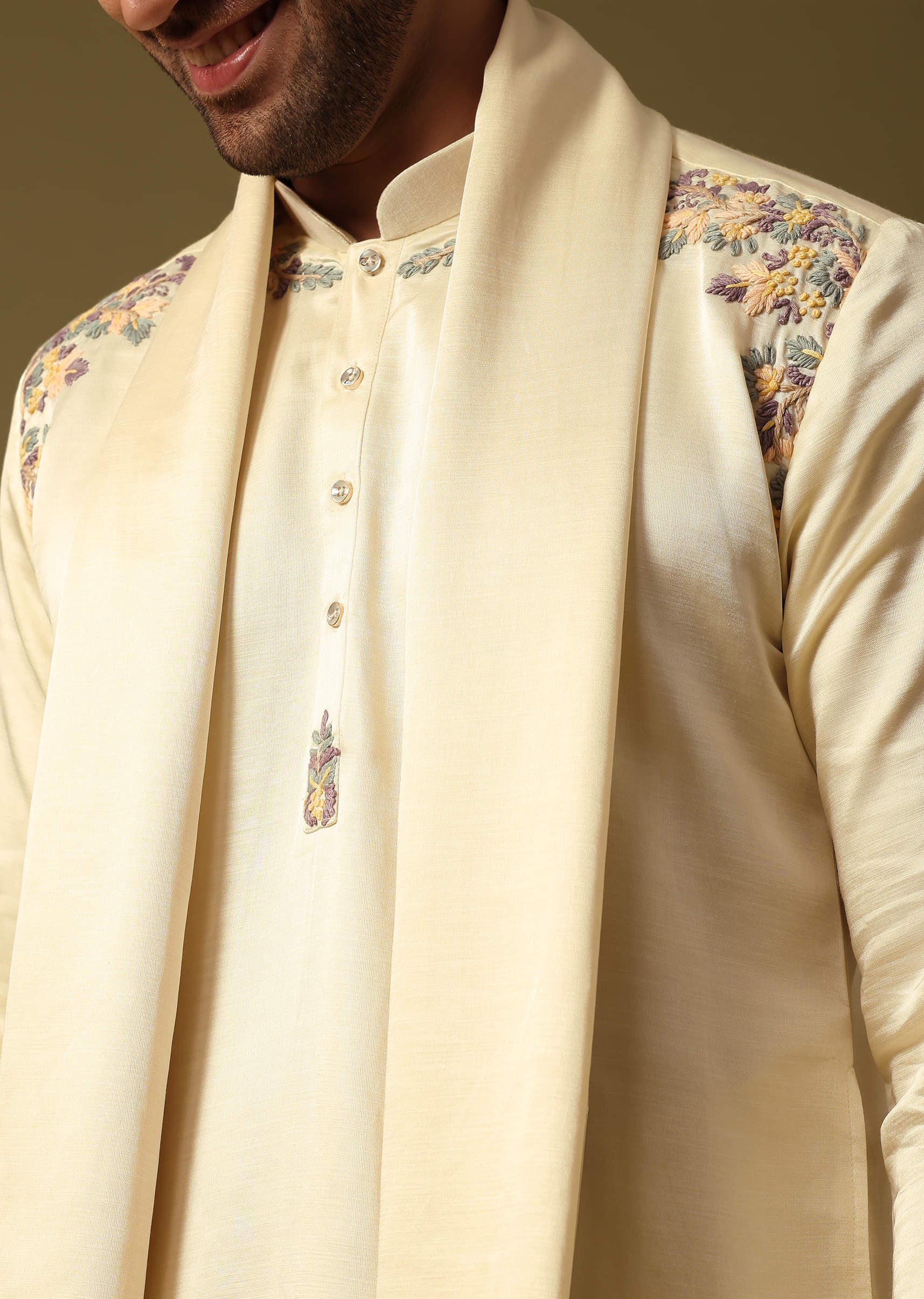 Off White Kurta Pant Set With Dupatta In Resham Work - Image 12