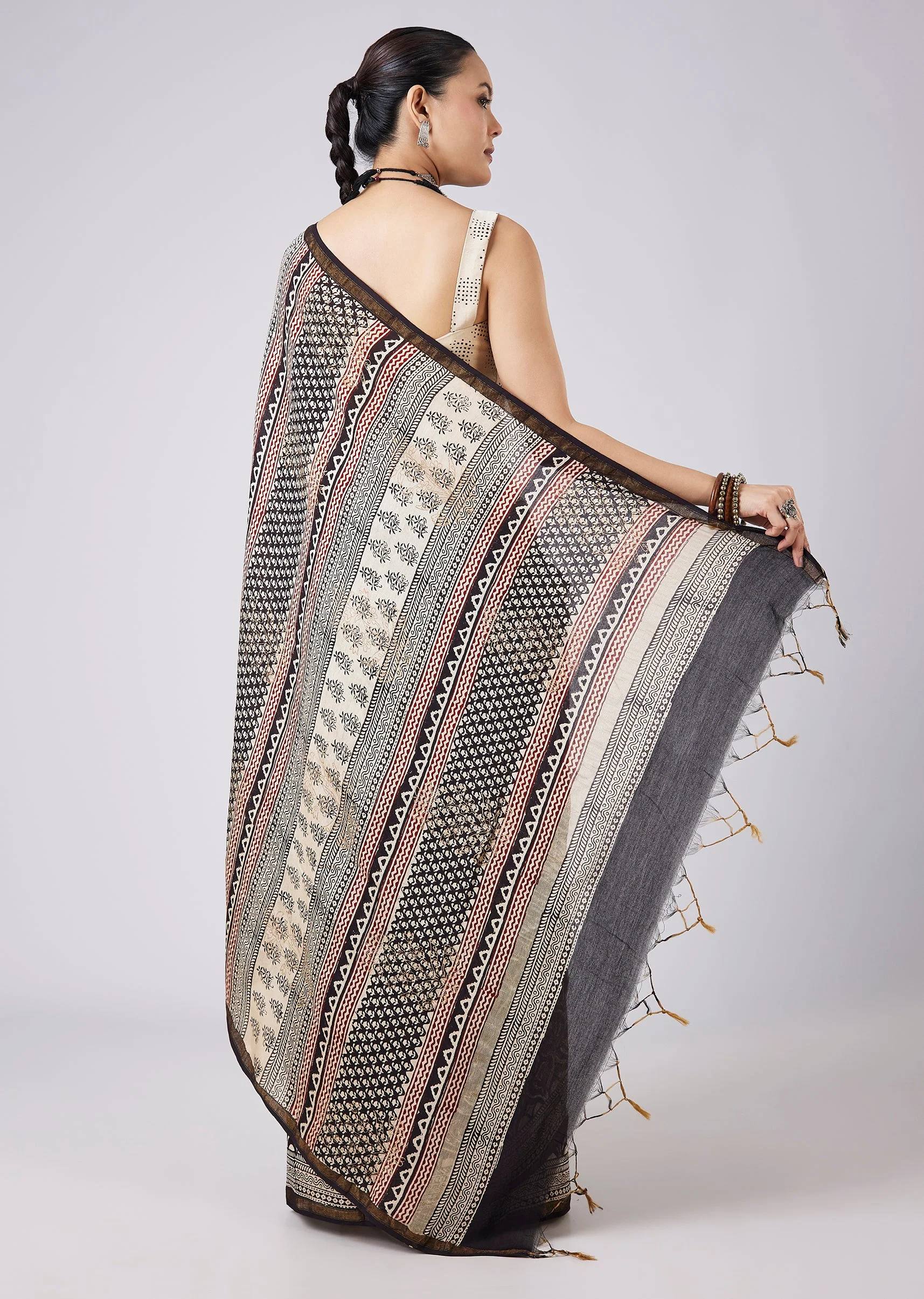 Off White Motif Printed Saree with Unstitched Blouse - Image 4