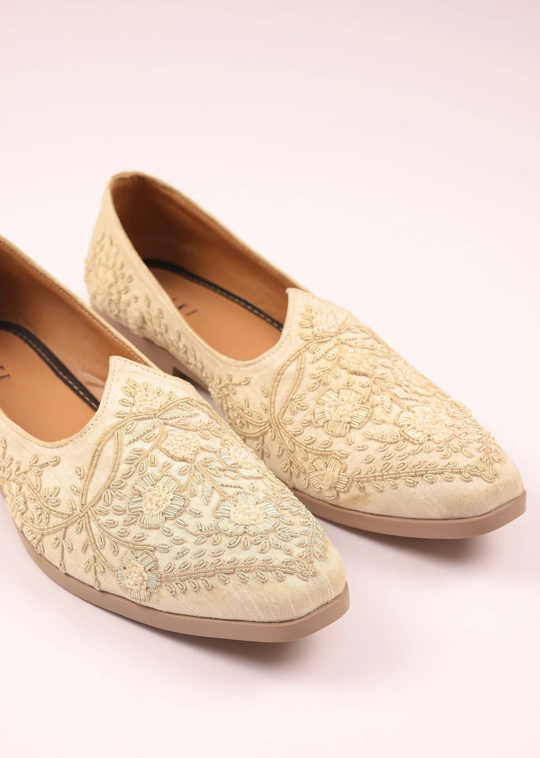 Off White Raw Silk Zardozi Juttis - Image 3