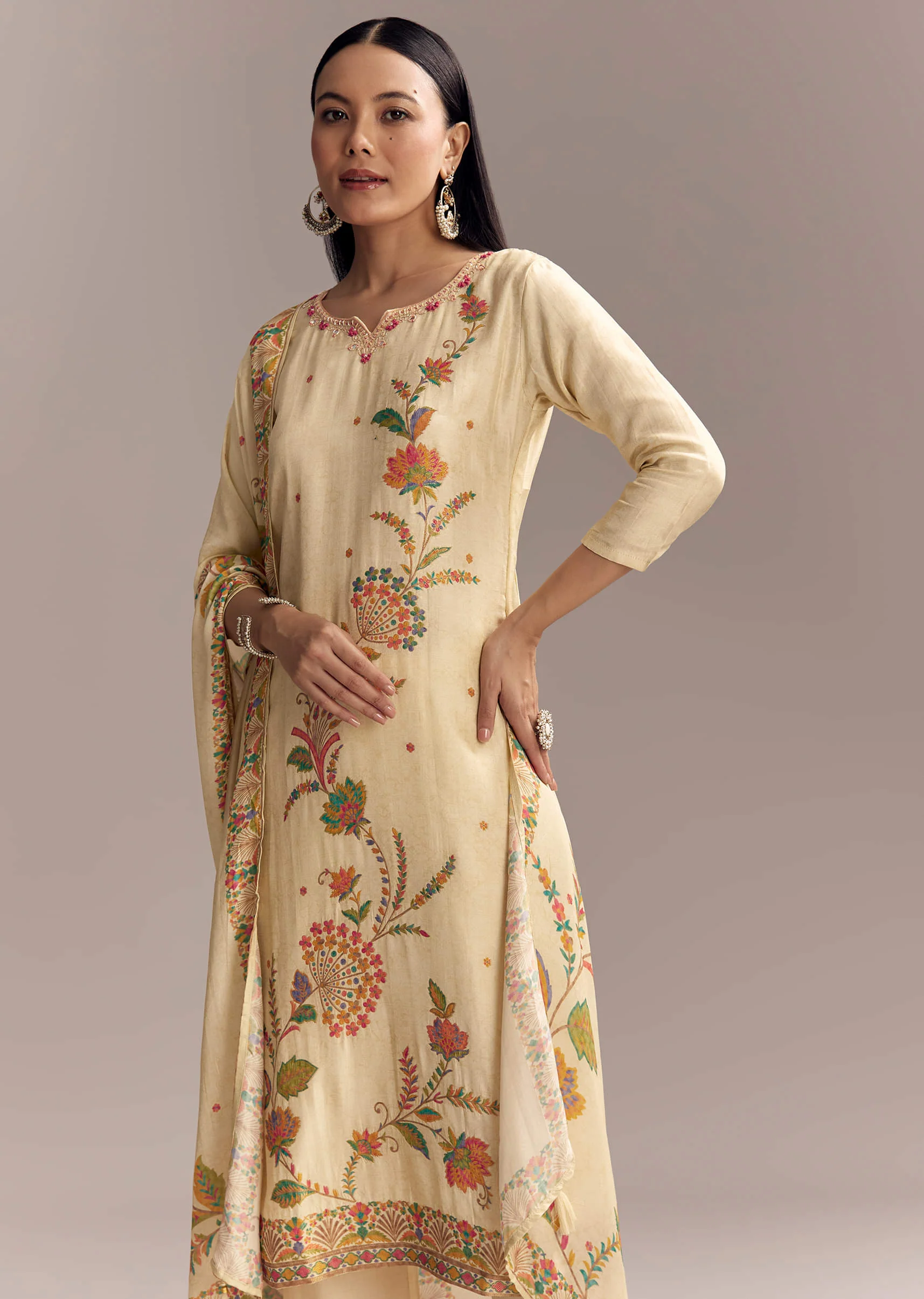 Off White Silk Kurta Set With Floral Print - Image 4