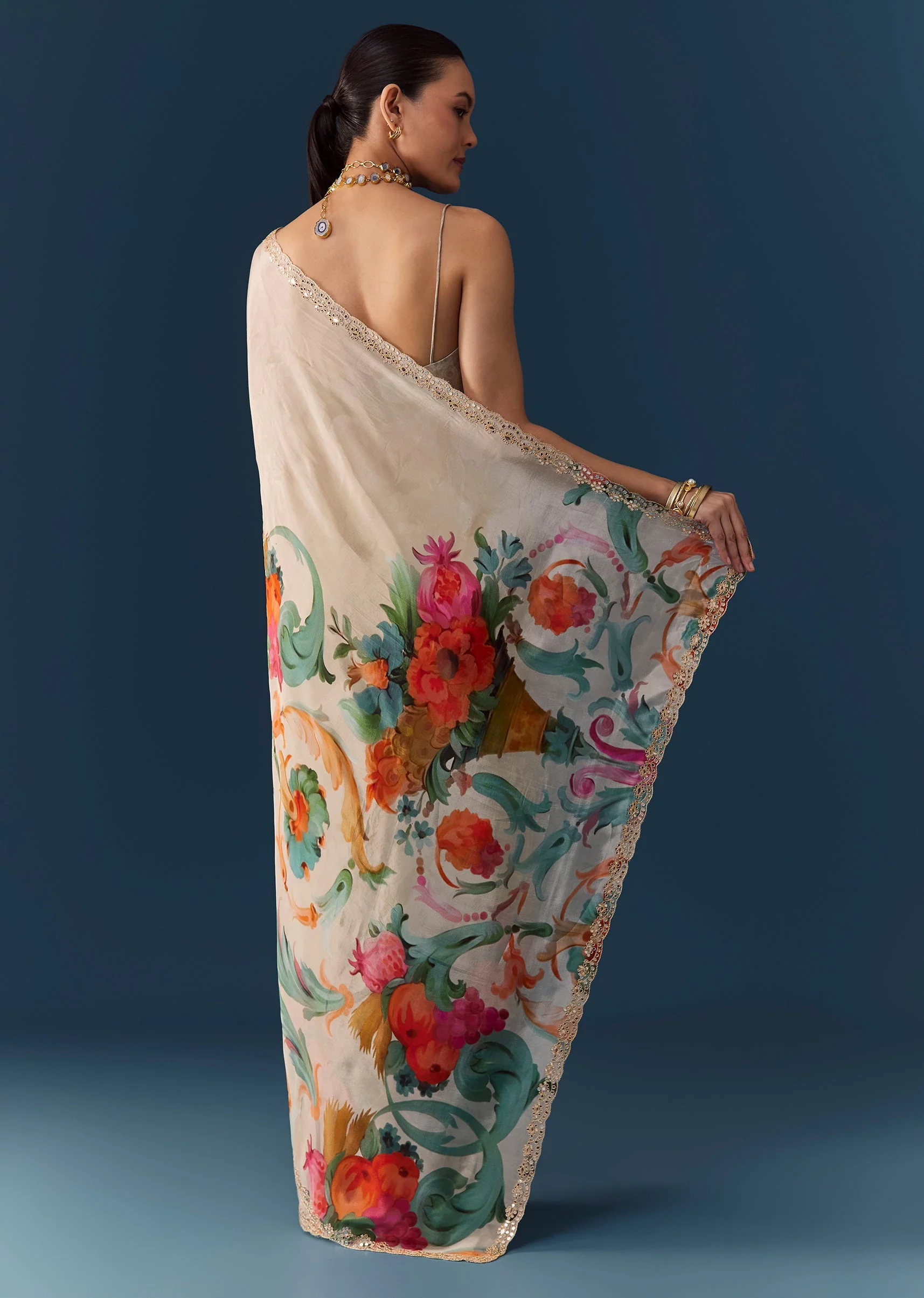 Off White Silk Printed Saree with Blouse Fabric - Image 4