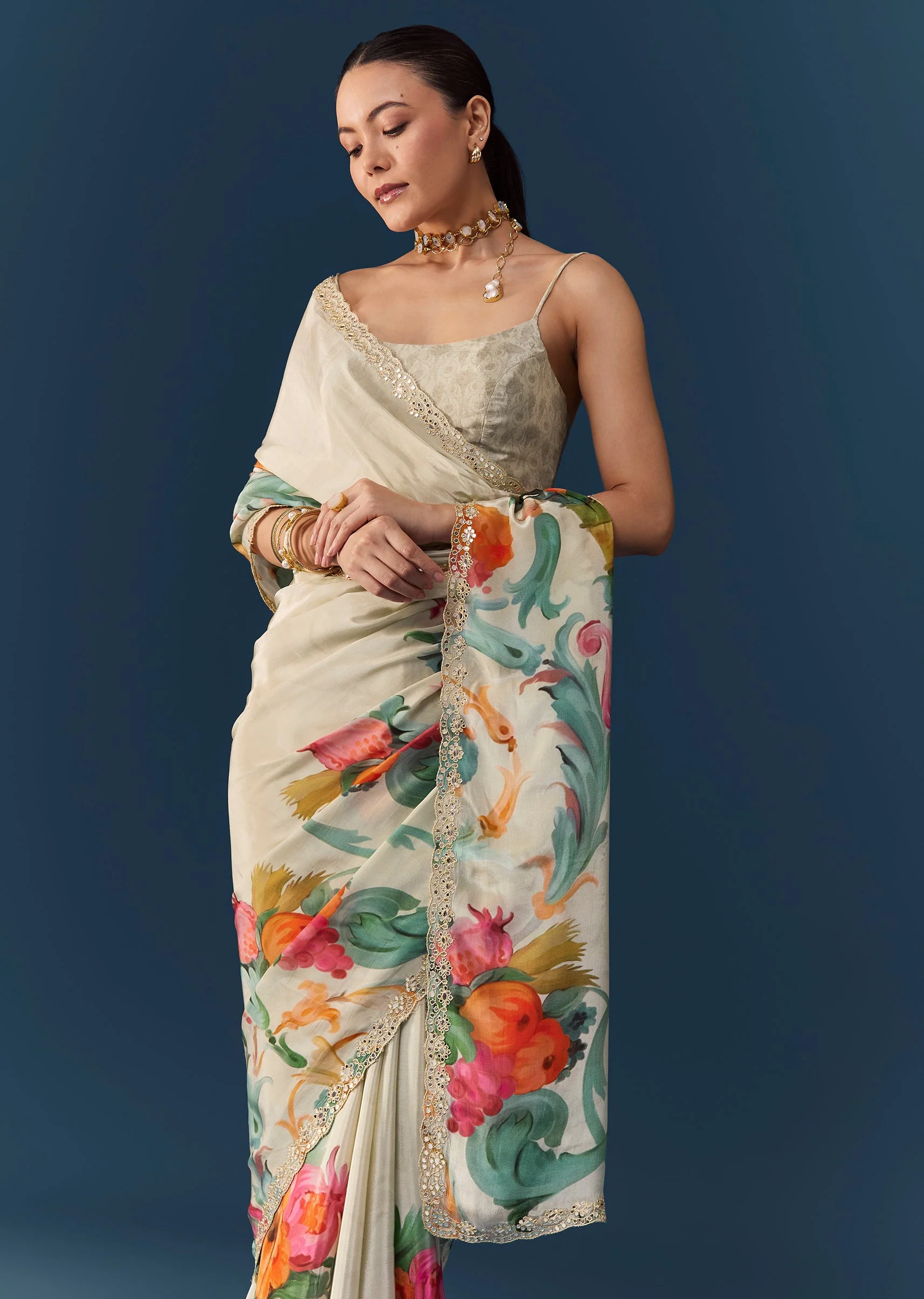 Off White Silk Printed Saree with Blouse Fabric - Image 5
