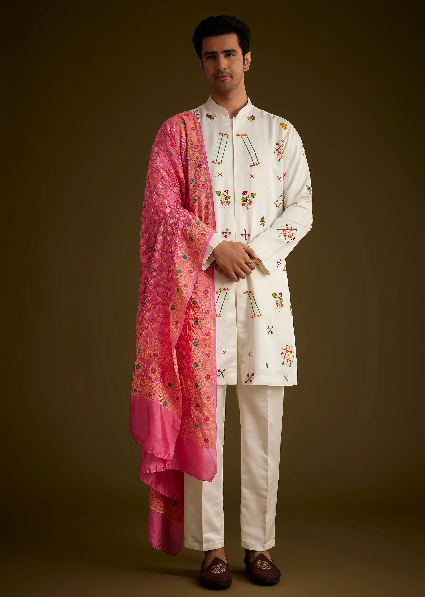 Off White Silk Thread Embroidered Kurta Set With Bandhani Dupatta - Image 3