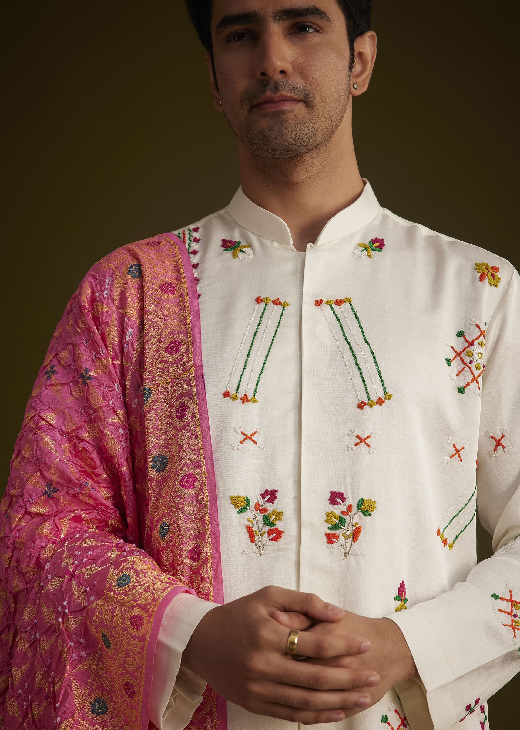 Off White Silk Thread Embroidered Kurta Set With Bandhani Dupatta - Image 4