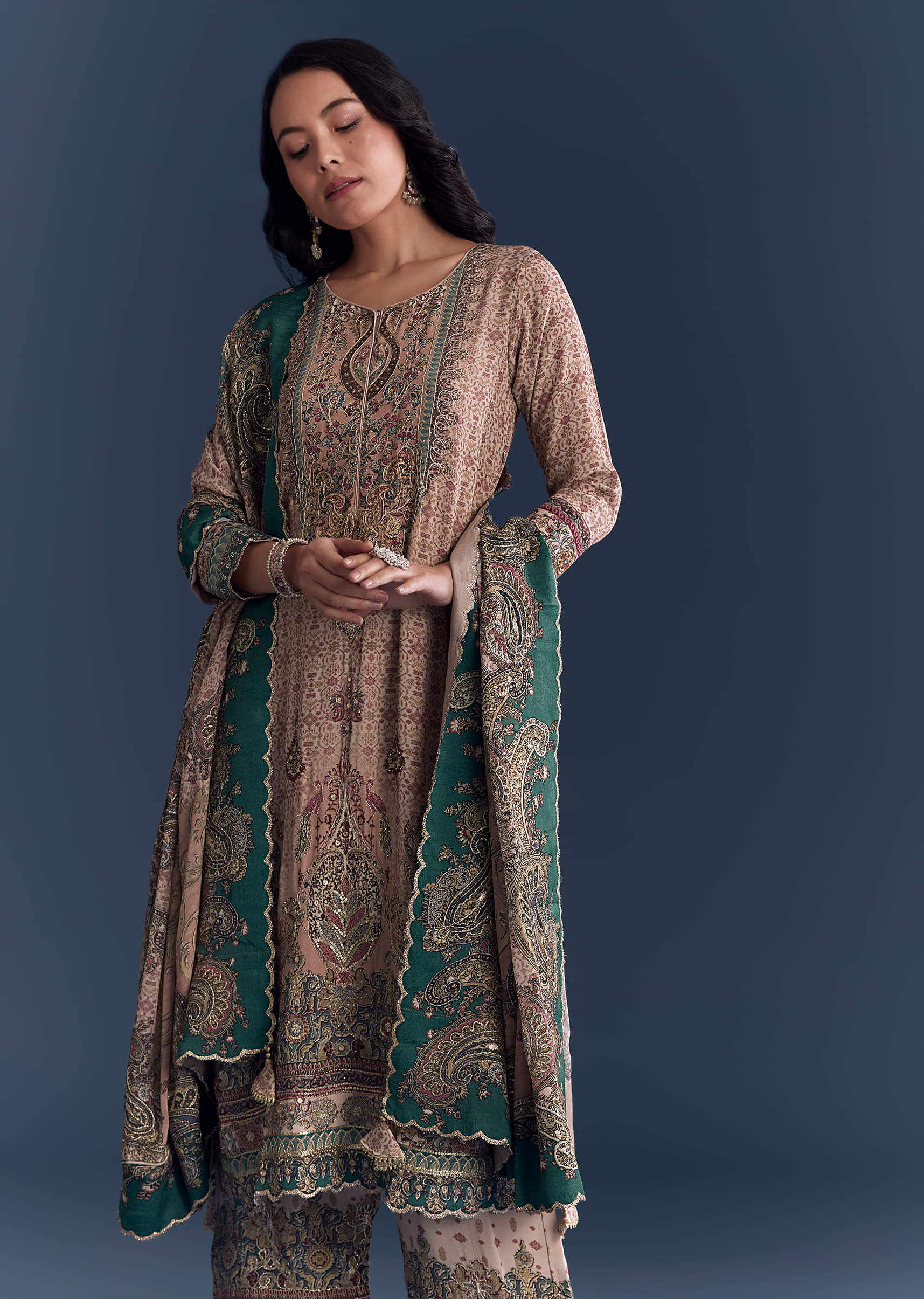 Peach Crepe Kurta Set Chic With Indie Print And Zari Work - Image 4