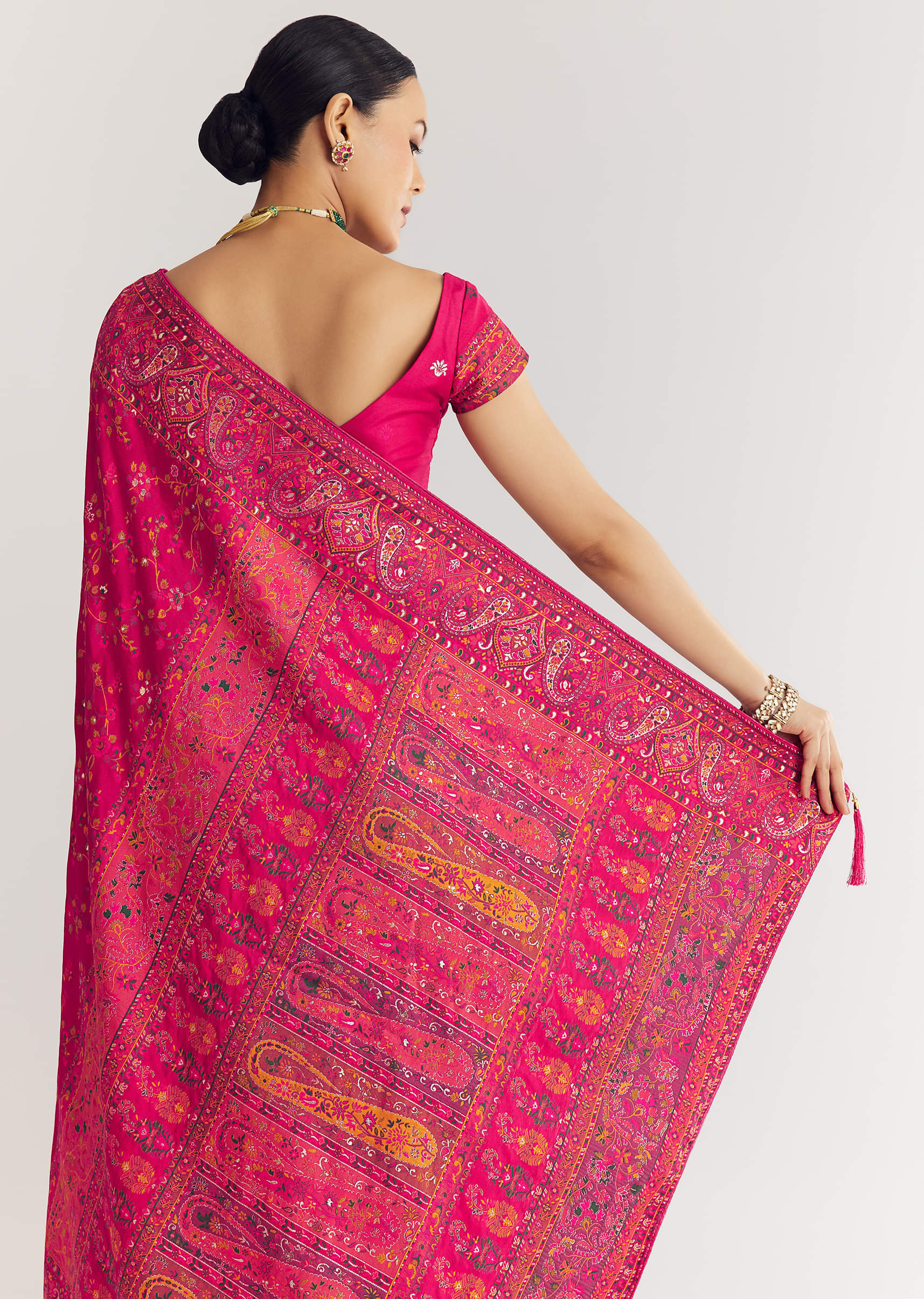 Pink Traditional Floral And Jaal Woven Saree - Image 4