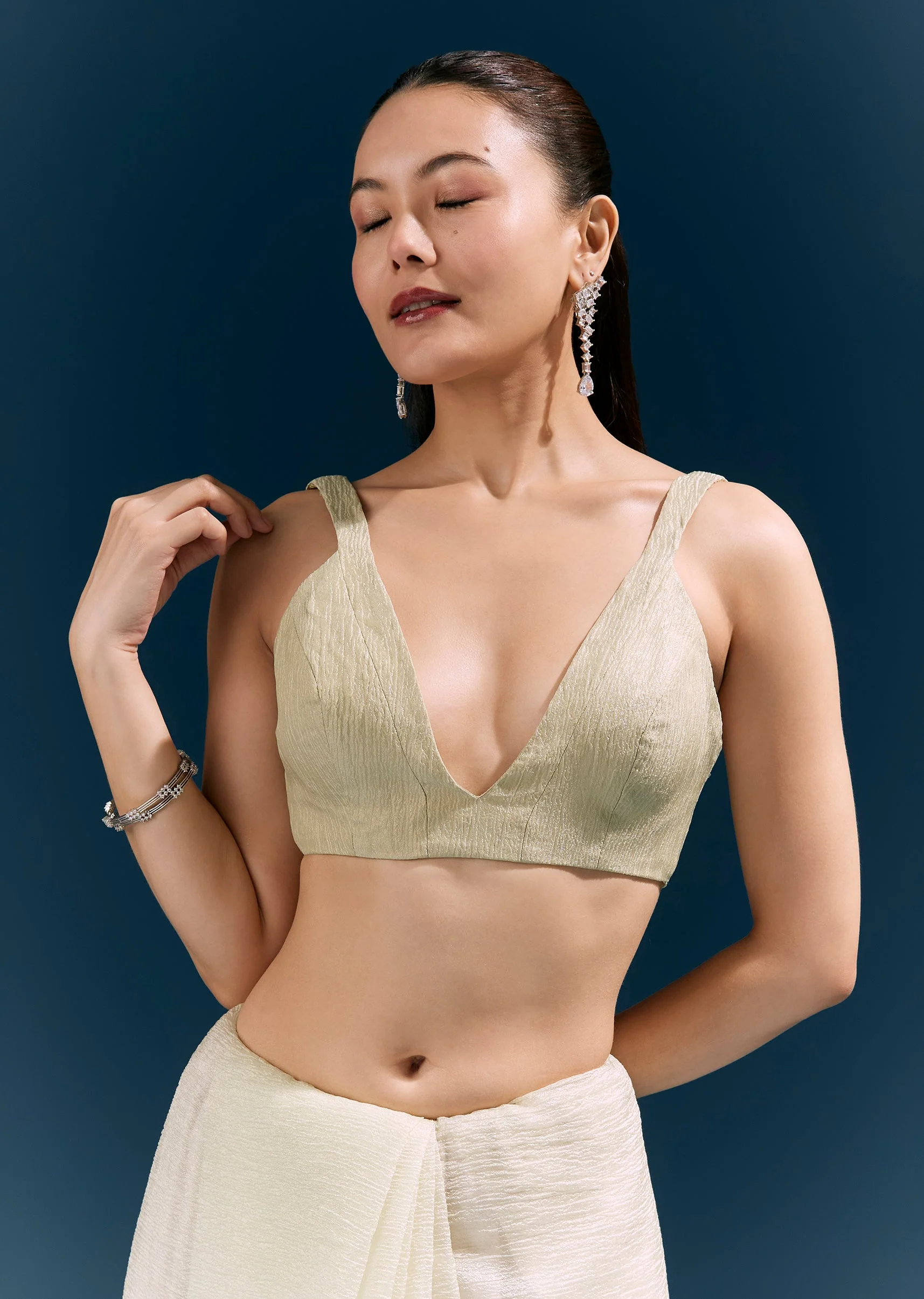 Pista Green Crush Tissue Saree With Hand Embroidered Cutda Border And Butti - Image 7