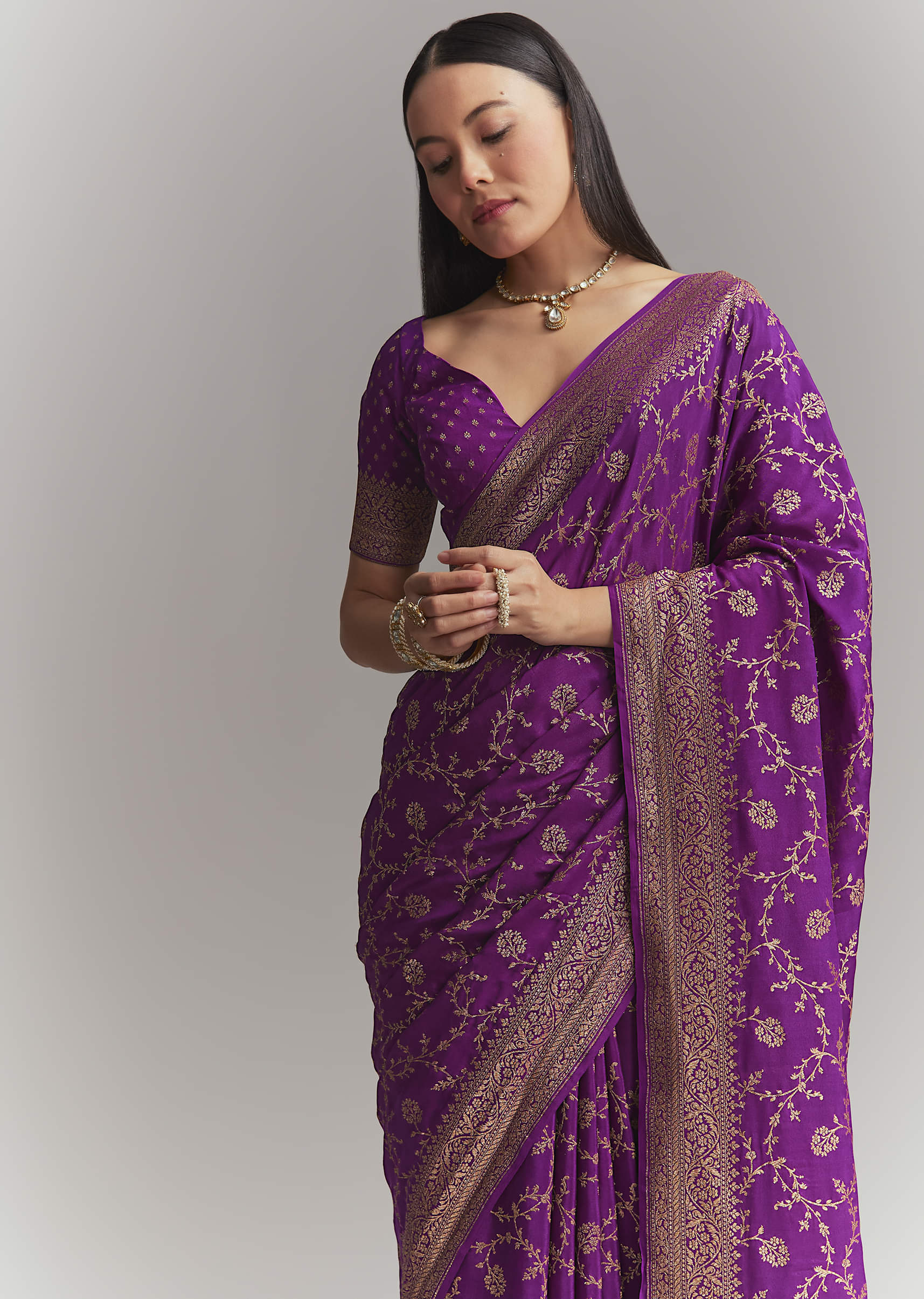 Purple Silk Woven Saree With Zari Jaal Work - Image 5