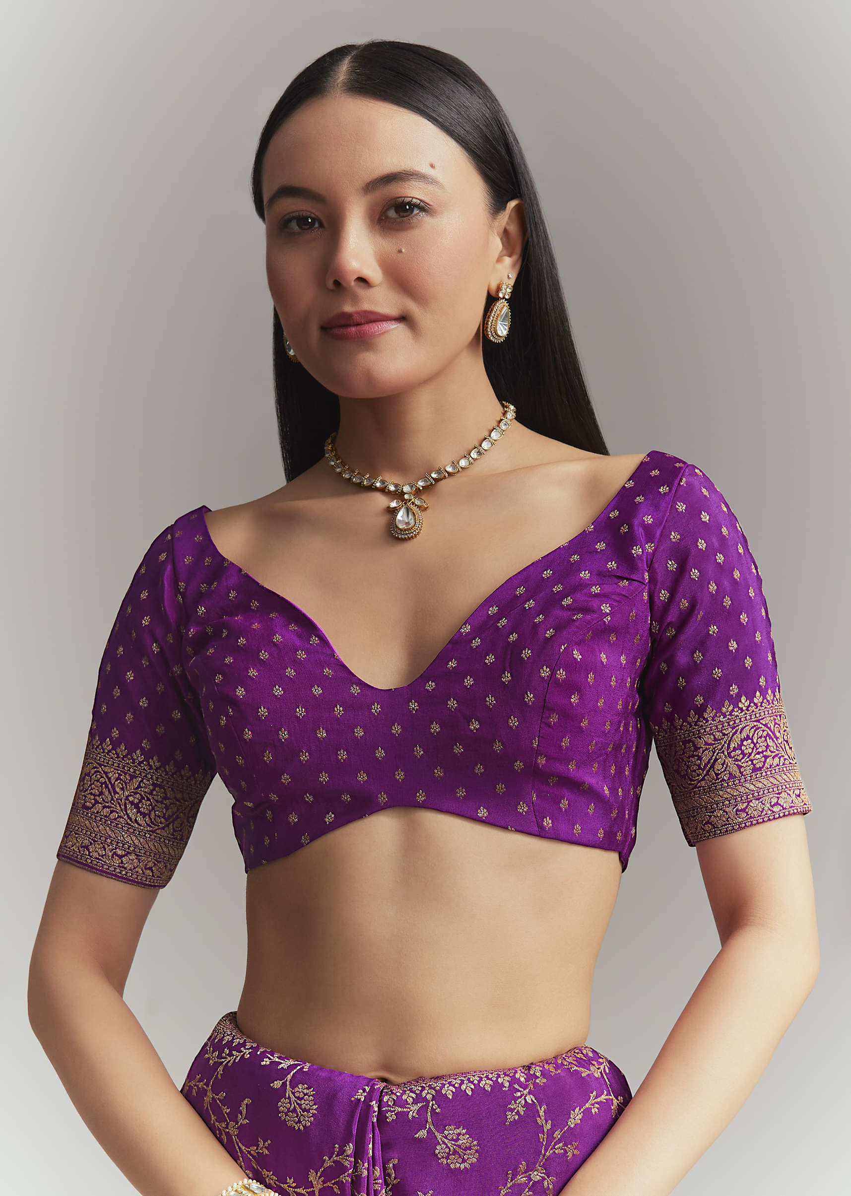 Purple Silk Woven Saree With Zari Jaal Work - Image 7