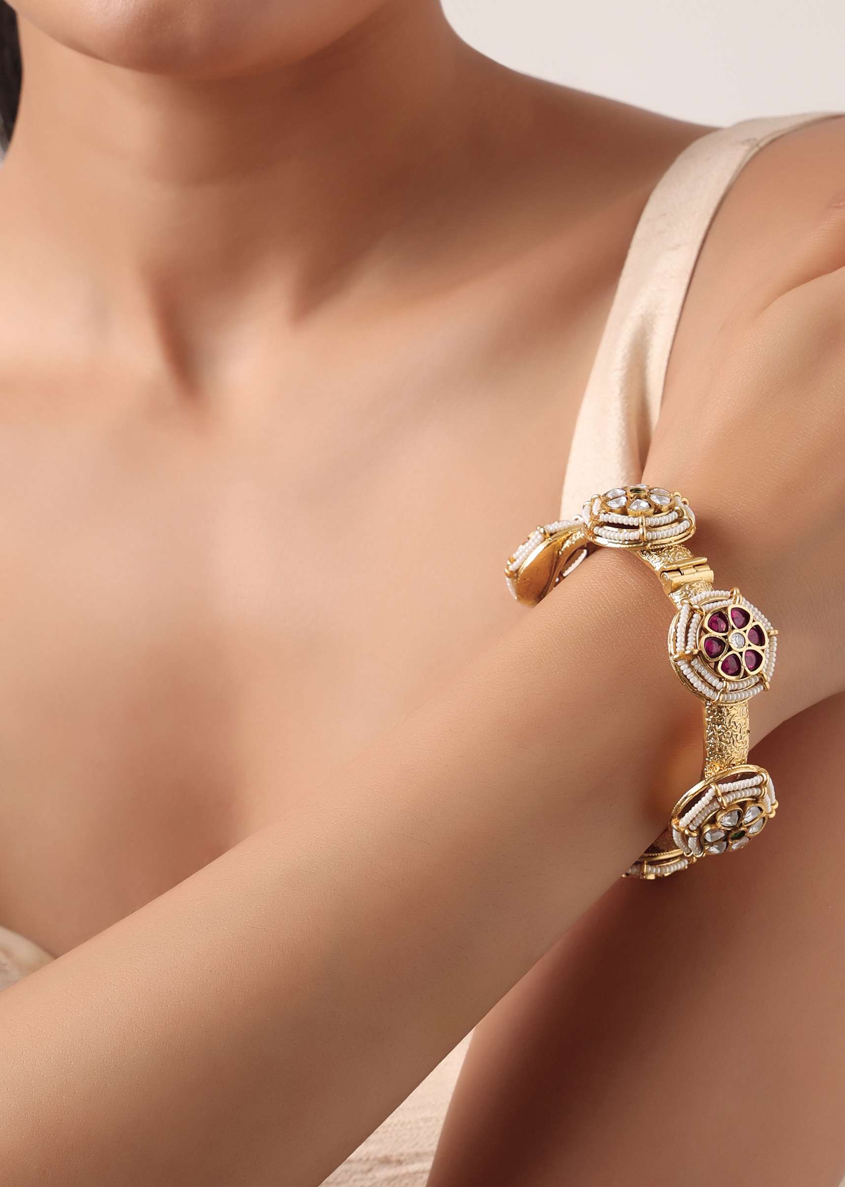 Red And Gold Rajwadi Style Kada Bangle With Kundan Stones - Image 3