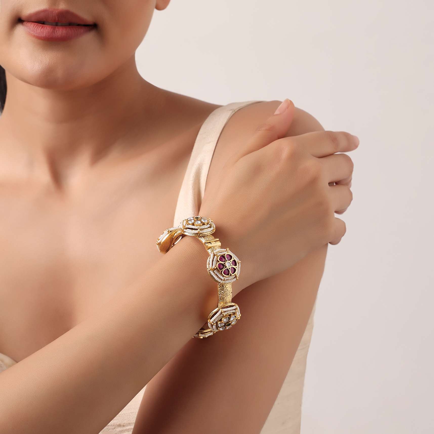 Red And Gold Rajwadi Style Kada Bangle With Kundan Stones - Image 4
