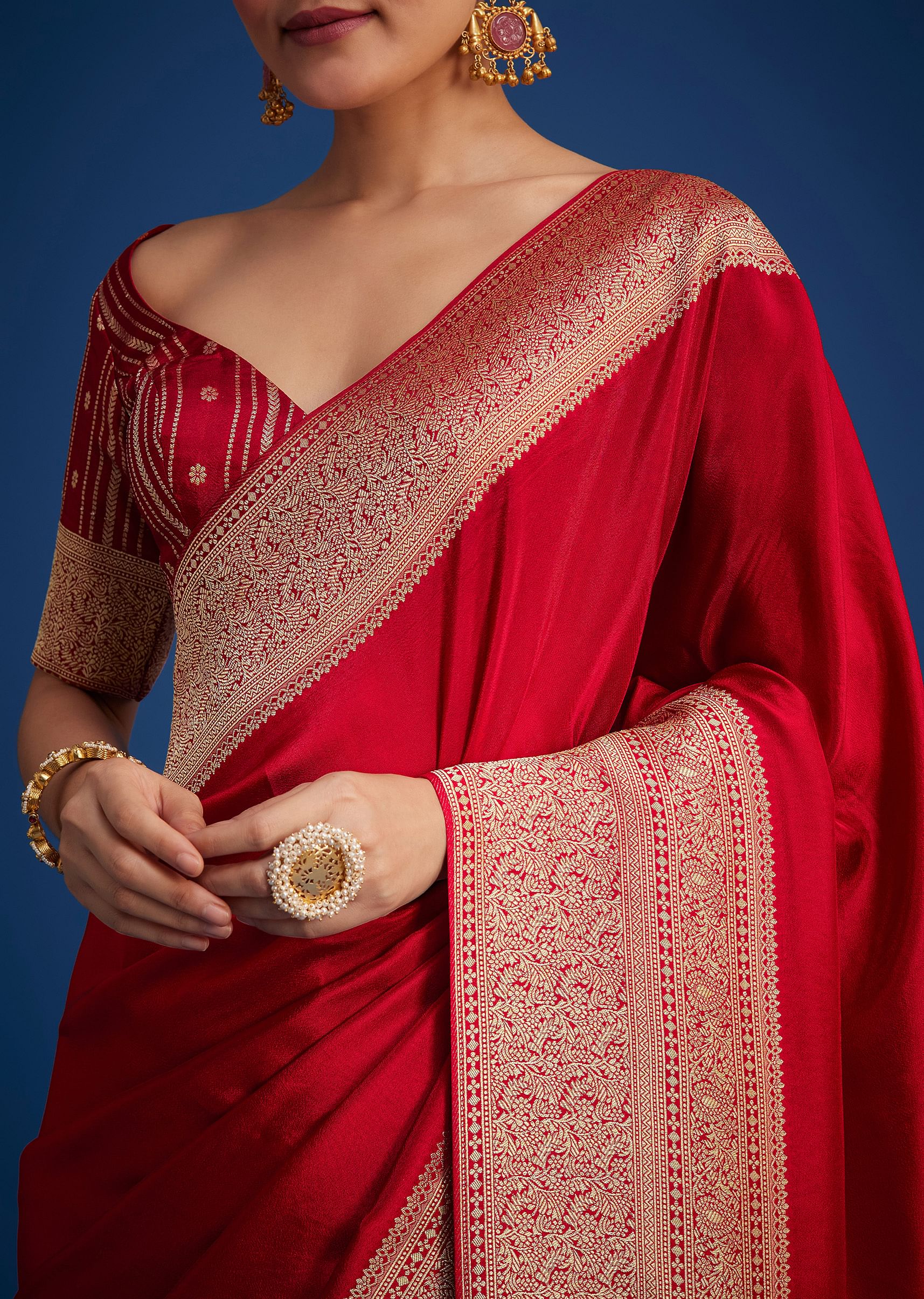 Red Dola Silk Saree With Zari Woven Border And Pallu - Image 3